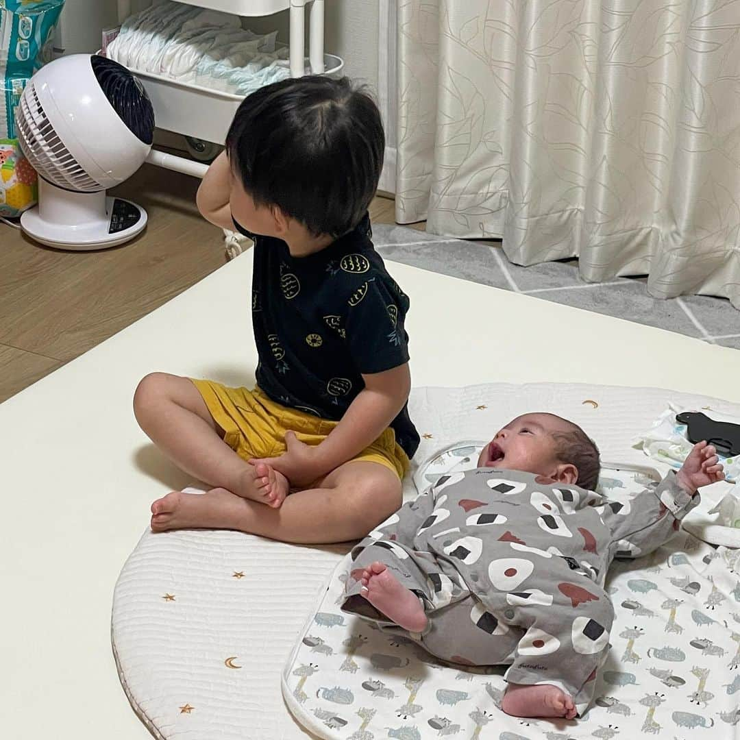 関口舞さんのインスタグラム写真 - (関口舞Instagram)「. 常に隣をキープしている👶🏻 ⁡ 保育園のお迎えもいつもはママ〜って来てくれるのに 最近は私よりも先に弟くんに˗ˏˋ ただいま  ˎˊ˗ ⁡ 1ヶ月と28日が経って初めて3人でお風呂に🛁 もっとママ〜っていうかと思ったら すっごくご機嫌で弟のお腹にお湯をかけてあげたり🥺 まだまだ目は離せないけど笑 ⁡ 出産前はあんなにママっ子だったのに いつのまにかお兄ちゃんになってて嬉しさと寂しさが🥲 ⁡ どんなふうに2人が遊んだりするのか楽しみ〜！ ⁡ ⁡ ⁡ ⁡ ⁡ ⁡ ⁡ ⁡ ⁡ ⁡ ⁡ ⁡ ⁡ ⁡ #ワンオペお風呂 #赤ちゃんとお風呂が楽しい #生後1ヶ月 #ゼクシィ𝖻𝖺𝖻𝗒 #赤ちゃん #兄弟ママ #男の子ママ #令和𝟧年ベビー #𝟪月生まれベビー #夏生まれベビー #令和3年ベビー #2歳児 #男の子ベビー #赤ちゃん写真 #子育て #ベビーフォト #𝟤歳差兄弟 #𝟤歳差育児 #𝟤歳差兄弟ママ #𝟢歳子育て #兄弟ママ #ママカメラ #𝗆𝗈𝗍𝗁𝖾𝗋𝗈𝖿𝟤 #𝗂𝗇𝗌𝗍𝖺𝗀𝗈𝗈𝖽 #babytime」10月17日 20時30分 - maai0427