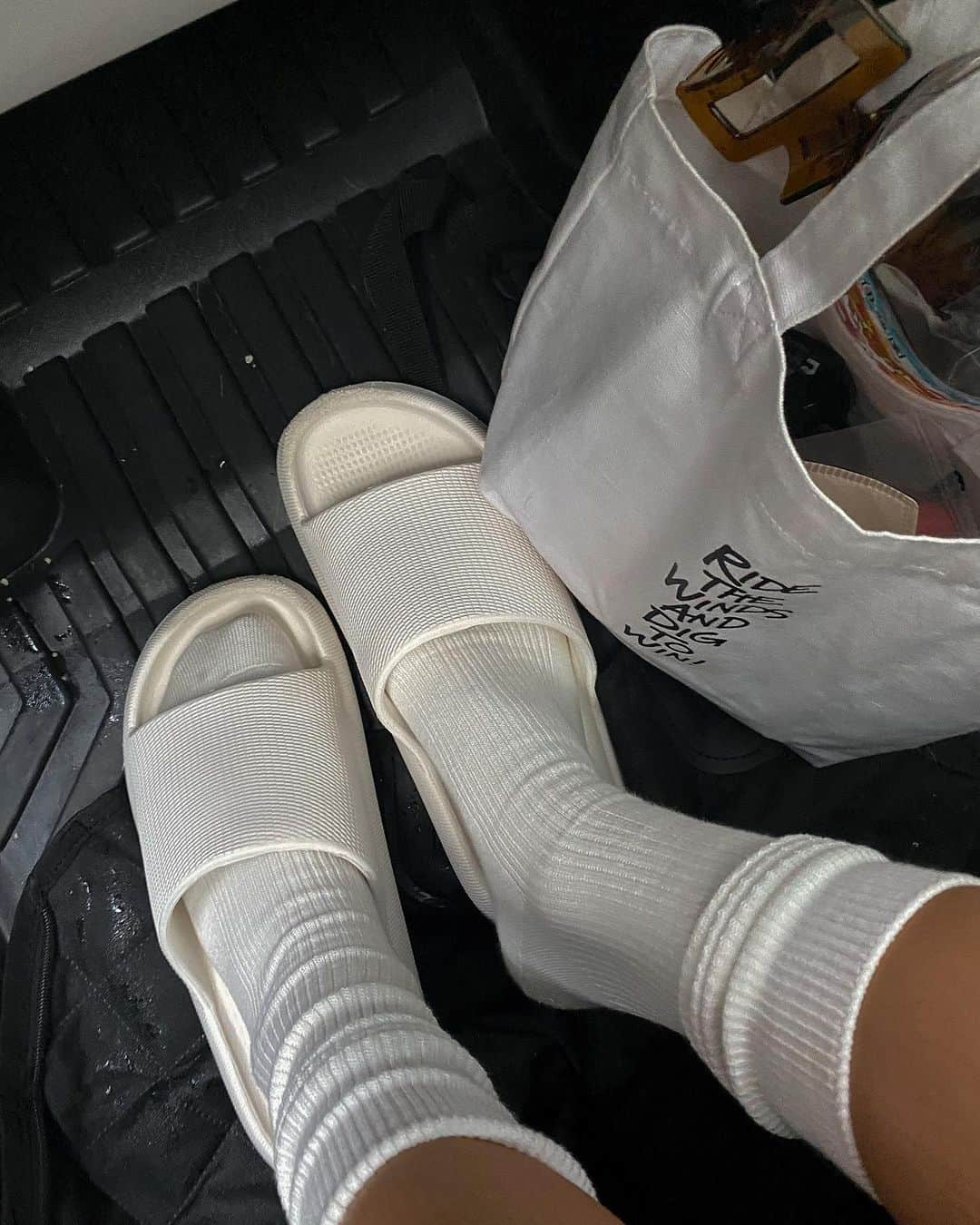 浜田咲希のインスタグラム：「靴下の季節ですね🧦笑 ゆる〜い３人と３匹の旅🤓  これでもか！ってくらい 大きいメガネは @shein_japan ❤︎  #shein#shein購入品  #fashion#code#drive#trip #sox#autumn#style#ootd」