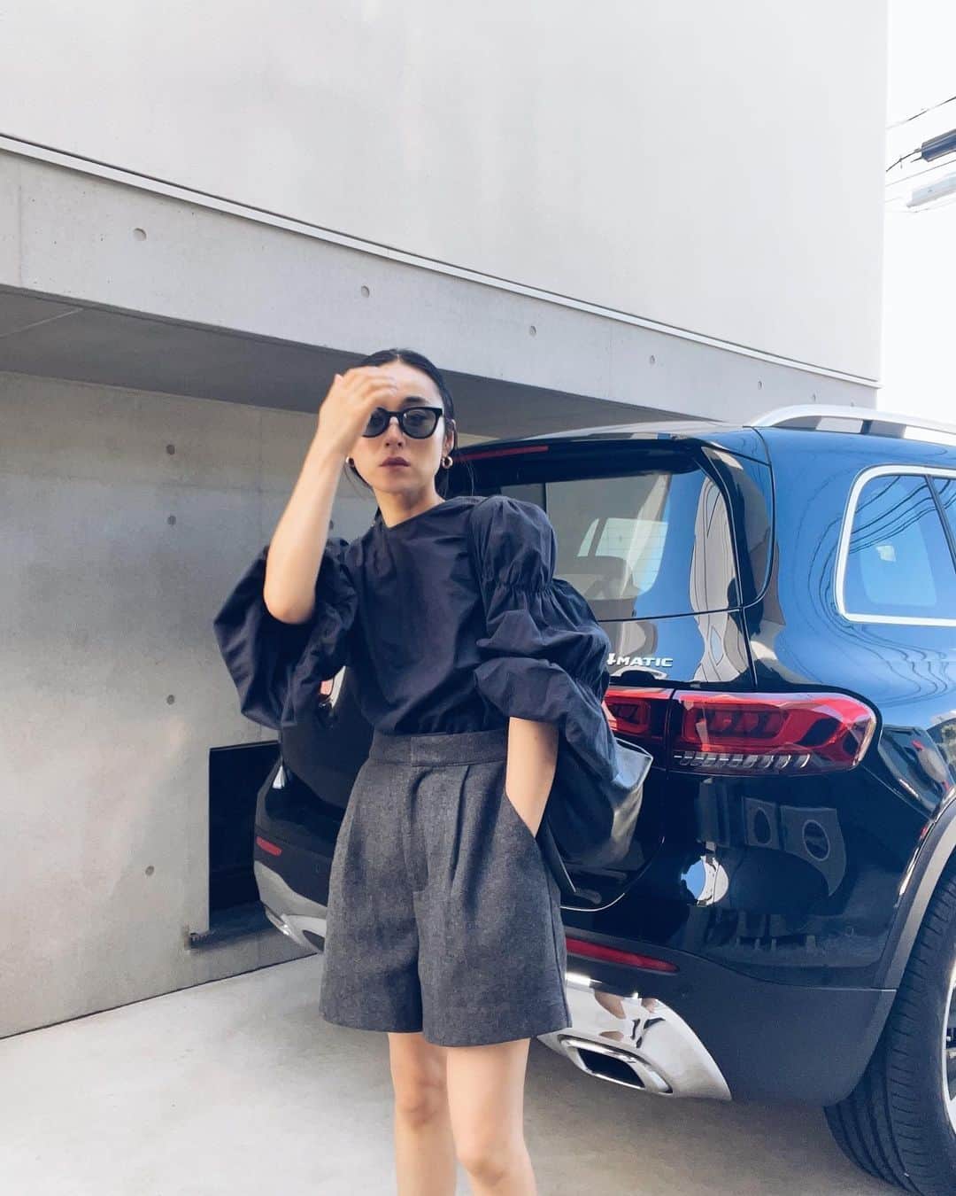 長屋なぎさのインスタグラム：「今日のお洋服。 日中はブラウスでちょうどよかったかな〜今年は秋冬結構服買い足しているし寒くなるのも少し楽しみなんだけどなー。  tops: @uhruhruhr  pants: @aluna sunglasses: @ayame_id  socks: @meer._official  shoes: @balenciaga  #155cm#155cmコーデ  #outfit」