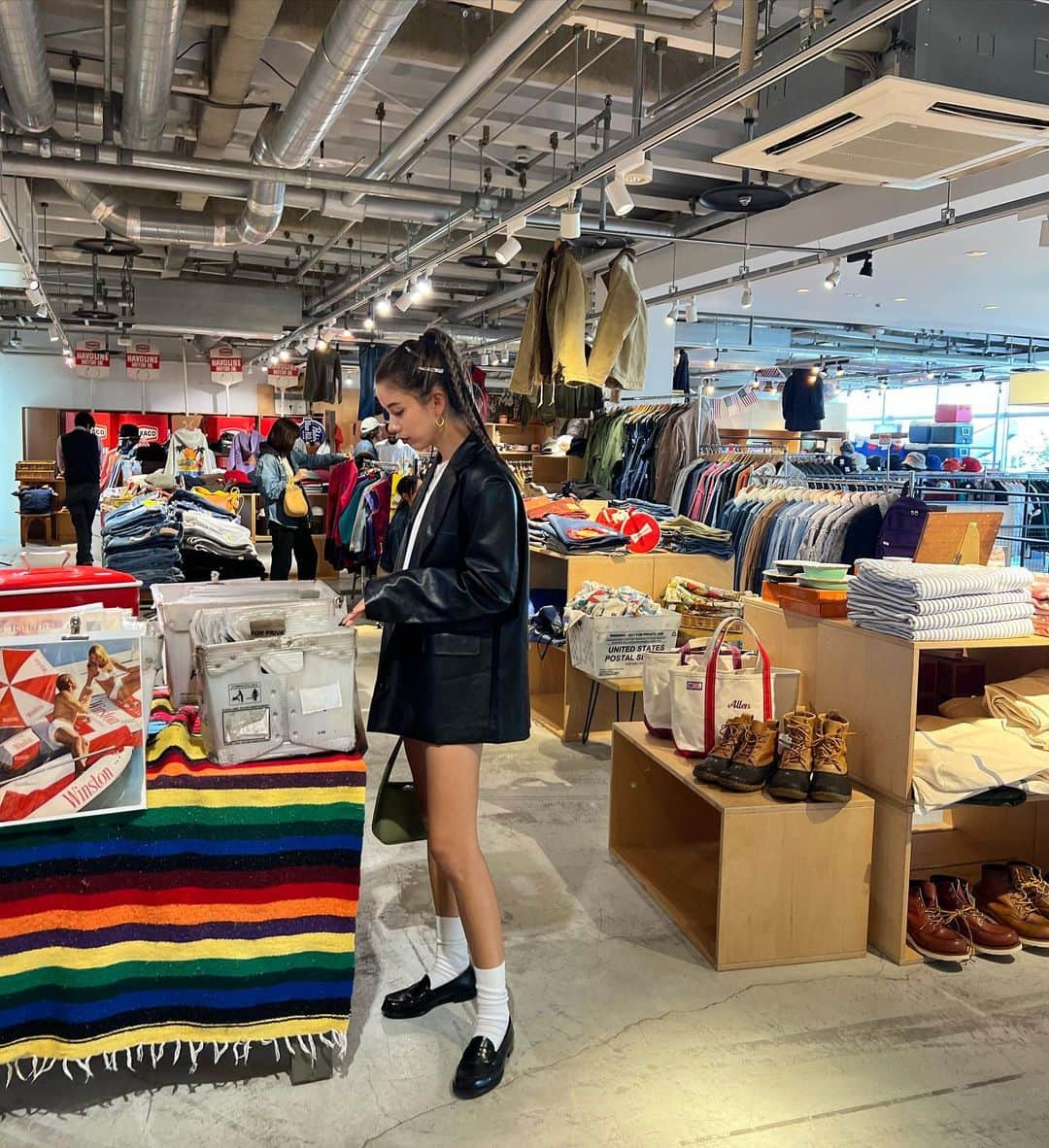 Rika Vanessaのインスタグラム：「チェリーパイ食べに来たはずが ここの古着屋さん寄ると必ず 買ってしまう不思議、、  展示会で頼んだ @suwdee_official の レザージャケット🧥💕  この季節にぴったりー！ かわいいー！  また違うコーデで載せよっと🫶🏽」