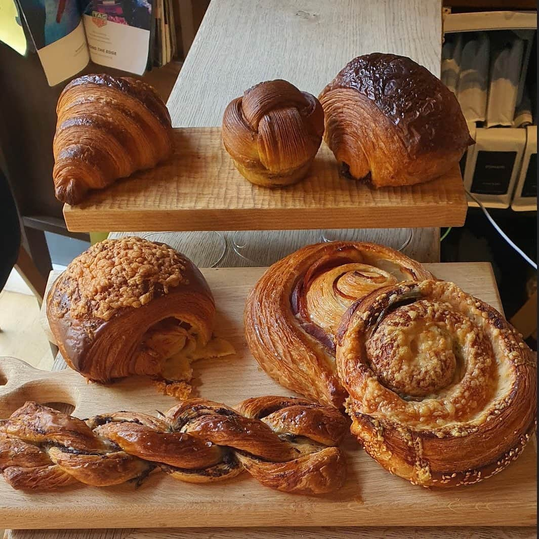 渡辺梨加さんのインスタグラム写真 - (渡辺梨加Instagram)「お気に入りのパン屋さん🍞 お店が可愛くて、どのパンを食べてもとっても美味しい👨🏻‍🍳  この辺はパン屋さん激戦区で、美味しいパン屋さんがたくさんあるので、巡るのがすごく楽しいです🤤  #pophams  #london  #londonbakery #londoncafe」10月17日 19時55分 - watanabe.rika.official