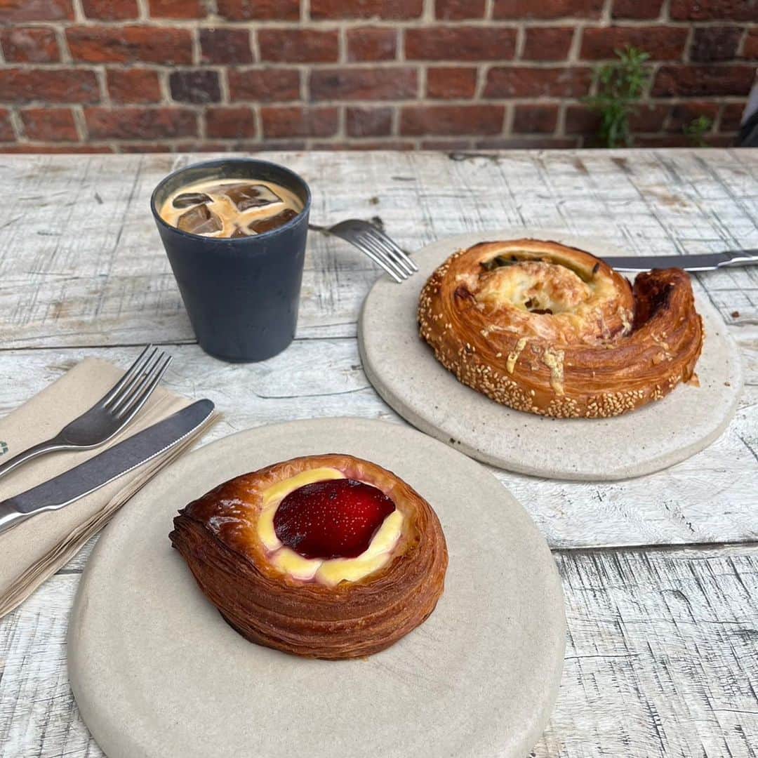 渡辺梨加さんのインスタグラム写真 - (渡辺梨加Instagram)「お気に入りのパン屋さん🍞 お店が可愛くて、どのパンを食べてもとっても美味しい👨🏻‍🍳  この辺はパン屋さん激戦区で、美味しいパン屋さんがたくさんあるので、巡るのがすごく楽しいです🤤  #pophams  #london  #londonbakery #londoncafe」10月17日 19時55分 - watanabe.rika.official