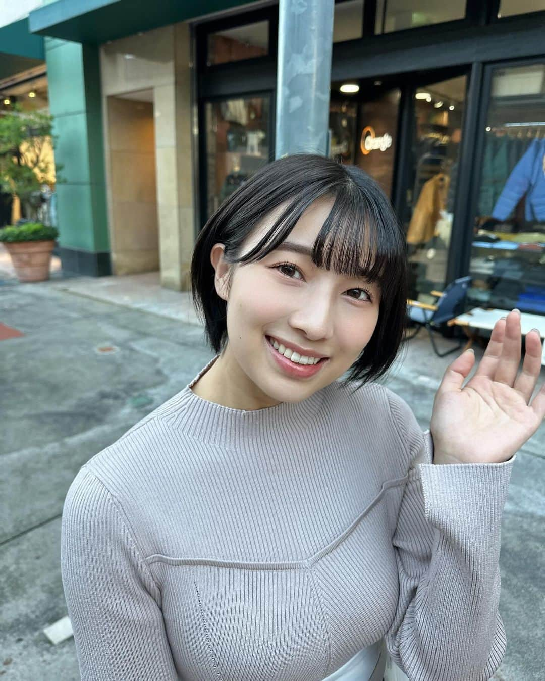 安部若菜さんのインスタグラム写真 - (安部若菜Instagram)「良きお日柄ですし 一緒にお出かけいきませんか〜？☺️  ワンピースかわいくてるんるん☺️🫶 この冬たくさん着たい！ #mercuryduo#マーキュリーデュオ#pr#ワンピース#秋服#冬服#code#ショート#ショートヘア#骨格ストレート#骨スト」10月17日 19時55分 - _wakapon_