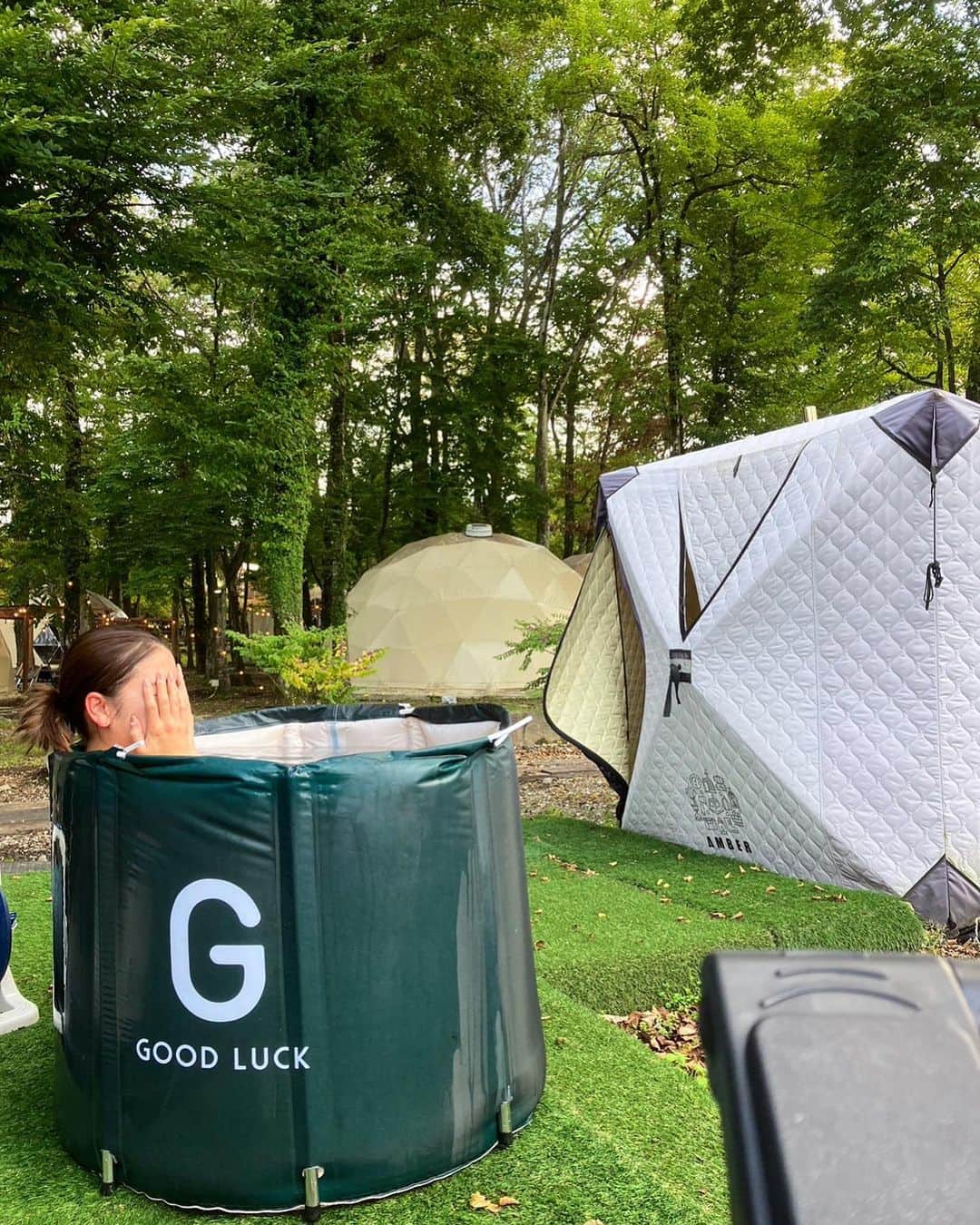 西村まどかのインスタグラム：「秋サウナ最高すぎ🍁🏕️ 夜は熱燗飲んじゃったり  @postgeneral_official がプロデュースということで、 山の中にハンモックがあったり、 インテリアも、キャンプ用品も、 全部お洒落で可愛かったよ♡  オレンジライトがいい味出てた🍊  #thedaypostgeneral #耳真っ赤」