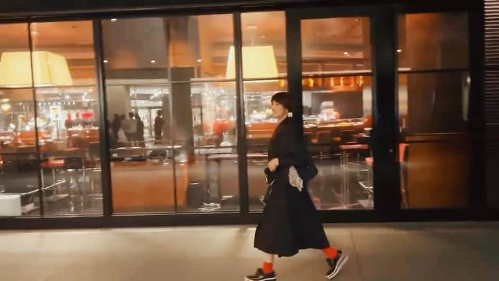 山田佳子のインスタグラム：「歩いて発見する素敵な場所✨  #黒ワンピース #🥰😘❤️🦋  #街角の風景 #街歩き  #街の風景 #アラカンコーデ」