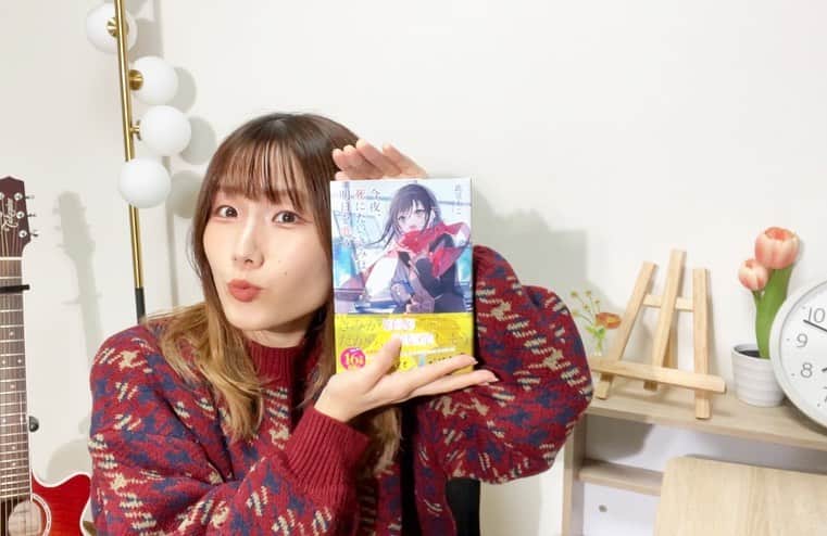 のインスタグラム：「. 小説×音楽プロジェクト 『オトトモジ』にて 小説家 此見えこ先生×灯橙あかのコラボが叶いました📖 . 小説 『今夜、死にたいきみは、明日を歌う』(10/10全国の書店で発売) 主題歌 『今夜、死にたいと思った。 だから歌いたいと願った。』 を作り歌いました。(同日リリース10/15 MV公開) . . . 青春群像劇でメインの登場人物は五人。今いる状況も育ってきた環境も性格も違うのに、全員に共感できて不思議。一気読みできちゃう長さと面白さです。本に普段触れない人も楽しめると思う☺︎ . 音楽も小説も引き続きお楽しみくださいー！ . . . #シンガーソングライター #此見えこ #読書 #灯橙あか #小説 #音楽 #オトトモジ」
