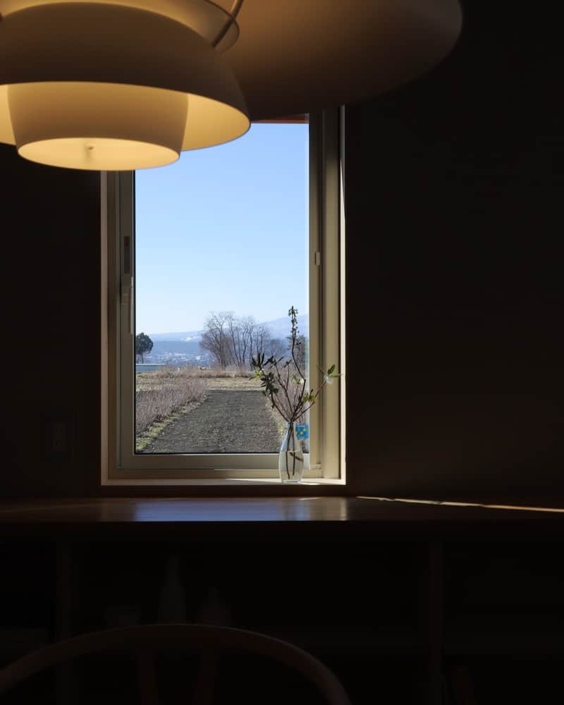 美し信州建設さんのインスタグラム写真 - (美し信州建設Instagram)「窓から景色を取り込む  田畑の風景から遠くに八ヶ岳を望む敷地。 居場所となるダイニングやリビングのソファから 美しく見えるように窓を配置しました。  南面壁際に寄せた窓はLIXIL LWを採用し 額縁のように景色を取り込む。  【コンパクトに暮らしを楽しむ　木造ドミノの家】  --------------------------------------------  信州の街に、自然に、人に寄り添うロングライフデザインの住まい。 美しい本物の木の住まいをお届けします。  A Long Life Design home that harmonizes with nature and people in the towns of Shinshu. We deliver homes crafted from exquisite, authentic wood – residences that truly embrace the essence of nature and community.  -------------------------------------------- ▼最新のイベント情報や家づくりの事例は @utukusinshuu のURLからご覧いただけます。  #佐久市 #lixillw #ph5  #八ヶ岳 #長野県 #上田市 #美し信州建設 #木の家 #自由設計 #注文住宅 #建築士とつくる家 #丁寧な暮らし」10月17日 20時00分 - utukusinshuu