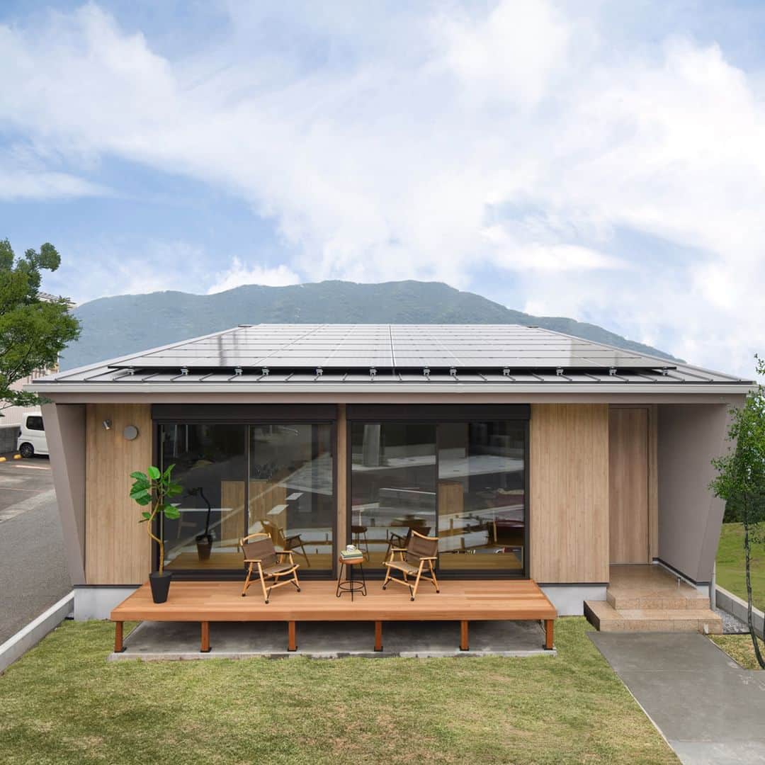 新進建設さんのインスタグラム写真 - (新進建設Instagram)「大屋根の上に10Ｋｗ相当の太陽発電を搭載したエコハウス。 断熱性能はＺＥＨ以上の高断熱高気密仕様。 LDKは大屋根の形をそのままに現した吹き抜け空間です。  詳しい情報は プロフィールからHPへ ▶︎ @shinshinhomes -------------------------- 住まいに個性を #新進建設 新築戸建 リフォーム/リノベーション  ご質問ご相談等はDM・コメントへ お気軽にお申し付けください --------------------------  #新進 #新築戸建て #注文住宅 #ワンストップ #工務店 #秦野市 #平塚市 #小田原市 #田舎暮らし #平屋  #土間  #吹き抜け #エコハウス #太陽光 #zeh」10月17日 20時00分 - shinshinhomes