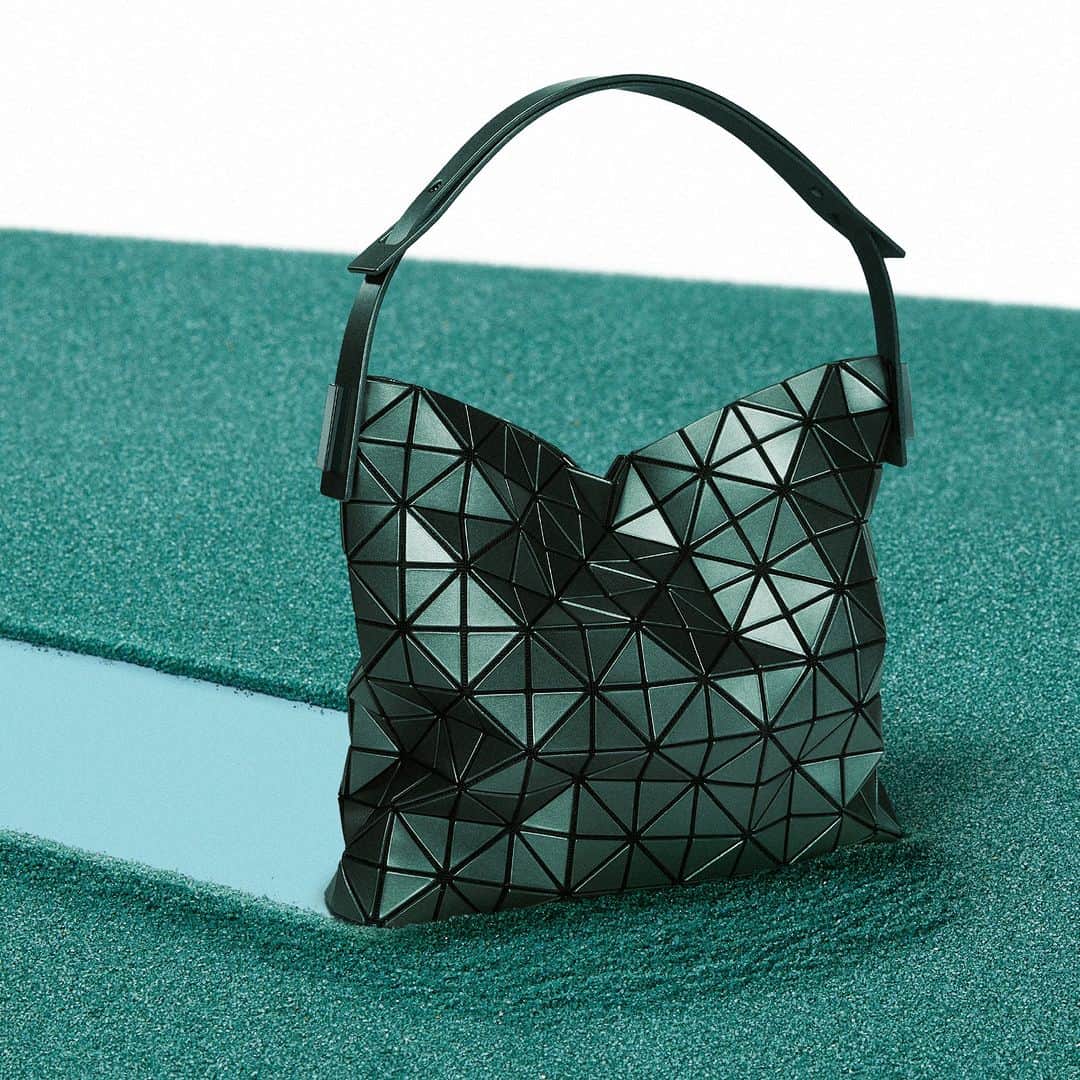 BAO BAO ISSEY MIYAKE Official Instagram accountのインスタグラム：「"BAGUETTE METALLIC"  Release Month: October, 2023 *The release month might be different in each country.  #baobaoisseymiyake #baobao #isseymiyake #baobaoisseymiyakeAW23」