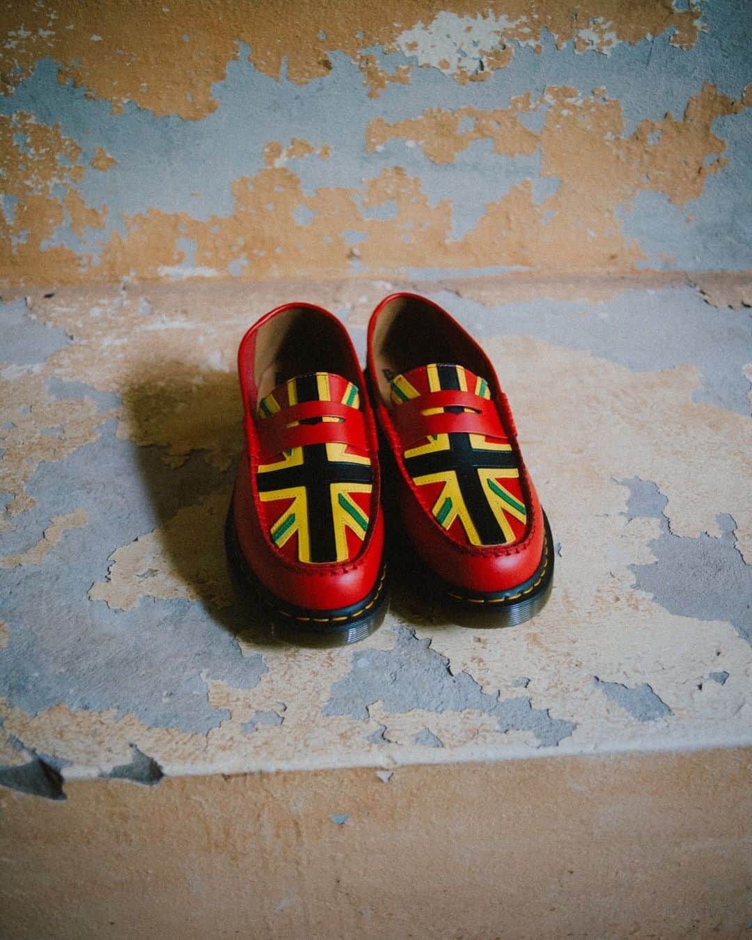 ドクターマーチンさんのインスタグラム写真 - (ドクターマーチンInstagram)「DM's x Denim Tears | Our classic 1460 boot and Penton loafer reworked with a Union Jack subverted with colours of the Jamaican flag. A celebration and reminder of the lasting influence on British culture by the Windrush Generation and their descendants.   Handcrafted in the Dr. Martens factory in England from traditional Smooth leather. Available now in black or red via the link in bio.」10月17日 20時00分 - drmartensofficial