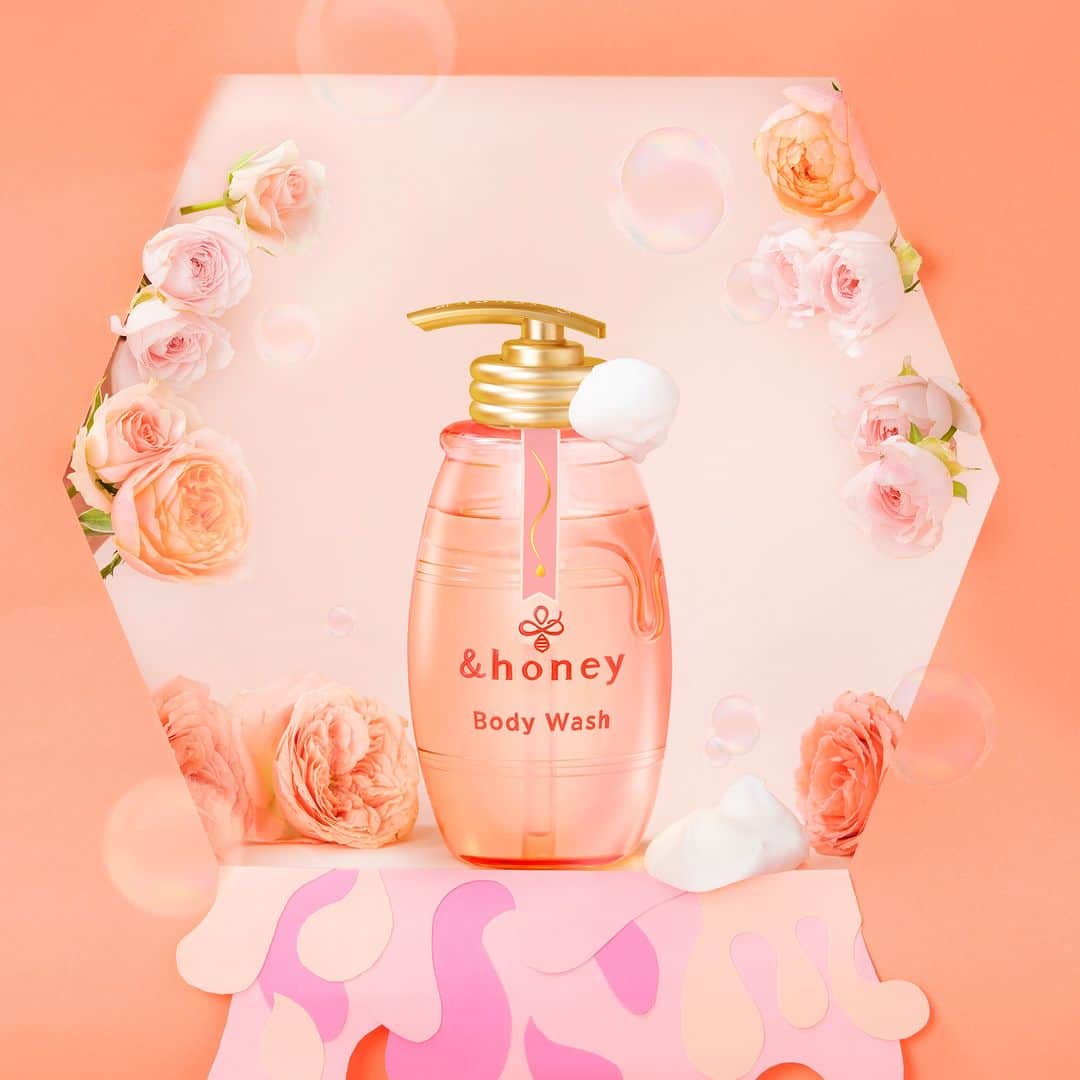 &honeyのインスタグラム：「＼くすみ・ザラつきが気になる皆様に🌟／  &honeyから発売したボディウォッシュメルティをご紹介します💓   メルティはすべすべタイプで  くすみ・ザラつきが気になる方におすすめのアイテム🫧🐝   香りはローズハニーの香り🌹  夏に気になったくすみやざらつきを今のうちからケア✨  メルティハニーのボディウォッシュでくすみケアして「すべすべ肌」を手に入れましょう🍯🫧  ＃andhoney #アンドハニー #はちみつ美容 ＃ボディソープ ＃ボディケア ＃オーガニックボディソープ ＃オーガニックボディケア ＃美肌 ＃潤い肌 ＃うるおい肌 ＃ツヤ肌作り ＃なめらか肌 ＃くすみケア ＃ザラつき ＃ローズハニー ＃ボディウォッシュ」