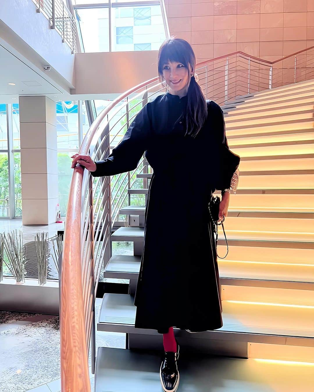 山田佳子さんのインスタグラム写真 - (山田佳子Instagram)「黒ワンピース🥰大好き💕 ⁡ #アラカンコーデ  #黒ワンピース  #赤いくつした #ワンポイント #アラカン女子 #🥰🥰🥰🥰  ⁡」10月17日 20時00分 - yoshiko117