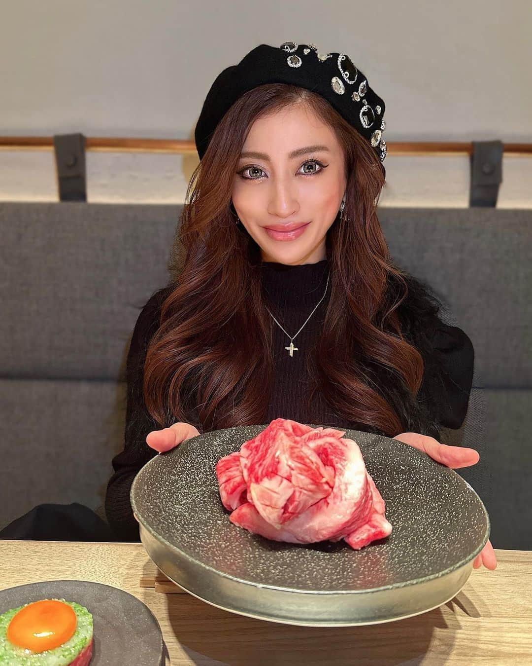 YURIKAさんのインスタグラム写真 - (YURIKAInstagram)「🐃  📍横浜『焼肉うしごろ横浜店』  ついに大好きなうしごろの 横浜店に伺わせて頂きました🤍  こちらもフルアテンドで 焼いて取り分けて下さるので 一番美味しい食べ方でお肉を堪能できます🥩 毎回プレートを交換する丁寧さ！流石です✨  今回頂いたのは【横浜店限定】極みコース ・富山産白海老の和牛ユッケ ・季節のナムル盛り合わせ ・極みのタン ・厳選厚切りハラミ ・サラダ ・龍王カルビ  ～梅青唐辛子・特製コチュジャン 2種のソース～ ・牛ヒレカツサンド  ～じっくり煮込んだ自家製デミグラスソース～ ・コムタンスープ ・ザブトンのすき焼き ・特選サーロイン タレ ・水キムチ ・石焼トリュフビビンバ ・スイートポテト&バニラアイス  上質な和牛の美味しさを堪能しつつ 映え要素も盛り沢山で 視覚的にも美味しい極みコース👏🏻  白海老と和牛のユッケは 甘い白海老とユッケの旨みと卵黄の濃厚さが 混ざり合って口の中でとろけます🤤  厳選厚切りハラミはサシが入っていて 柔らかくて噛むと口の中に旨みが広がって カルビにも匹敵しそうなジューシーさ✨  龍王カルビは一枚目で私が持ってる まるで龍のようにぐるぐると 渦巻いているカルビ🐉  梅青唐辛子・特製コチュジャン の2種類のタレをつけて サンチュに巻いて頂きます🥬  ヒレカツサンドは柔らかいヒレ肉と 濃厚なソースが合わさって美味しかった🥩  ザブトンとサーロインは 甘めのタレと卵黄をたっぷりつけて ご飯に乗せて頂きます❤️  石焼トリュフビビンバは おこげと和牛と赤玉ねぎかな？ シャキシャキとした食感もあって美味しい😋 贅沢に混ぜる前と後に トリュフを乗せてくれるので トリュフの香りが広がります😍  思ったよりボリュームがあり しっかりお腹いっぱいになりました🥰 ご馳走様でした🙏🏻✨  横浜駅西口から徒歩2分 高級感のある内装に 細やかな配慮をして下さる店員さん とても居心地が良かったです✨  デート利用のお客さんが多く バースデープレートもあるみたいで お誕生日のお祝いにも利用したいお店です🥂💓  『焼肉うしごろ横浜店』 神奈川県横浜市神奈川区鶴屋町2-15  CRANE YOKOHAMA ビル 5F-E  050-5457-1096  #うしごろ横浜 #横浜記念日 #横浜焼肉 #焼肉うしごろ #横浜ランチ #横浜ディナー #横浜グルメ #焼肉 #食べログ #肉スタグラム #yokohama #yakiniku #japanesefood #PR」10月17日 20時00分 - yurika__baby