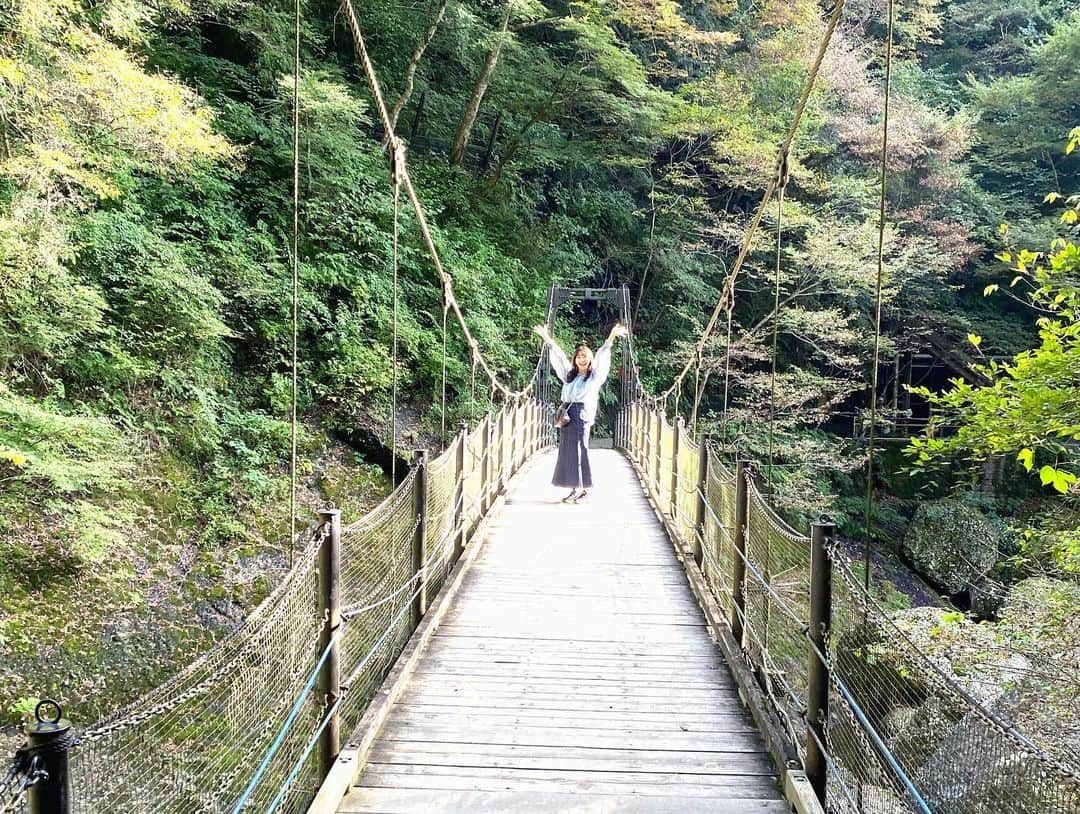 小林茉里奈さんのインスタグラム写真 - (小林茉里奈Instagram)「💚 先日のお休みに大自然へ…🌳 マイナスイオン〜☺️✨✨✨ 今はまだ緑に囲まれていましたが、もう少ししたら紅葉🍁が綺麗だそうなので、またその頃行きたいな♡  #袋田の滝 #大子町 #茨城観光  #アナウンサー #フリーアナウンサー #小林茉里奈 #セントフォース #centforce」10月17日 20時00分 - marina_k224
