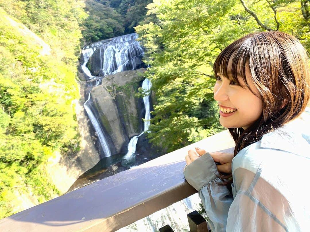 小林茉里奈のインスタグラム：「💚 先日のお休みに大自然へ…🌳 マイナスイオン〜☺️✨✨✨ 今はまだ緑に囲まれていましたが、もう少ししたら紅葉🍁が綺麗だそうなので、またその頃行きたいな♡  #袋田の滝 #大子町 #茨城観光  #アナウンサー #フリーアナウンサー #小林茉里奈 #セントフォース #centforce」