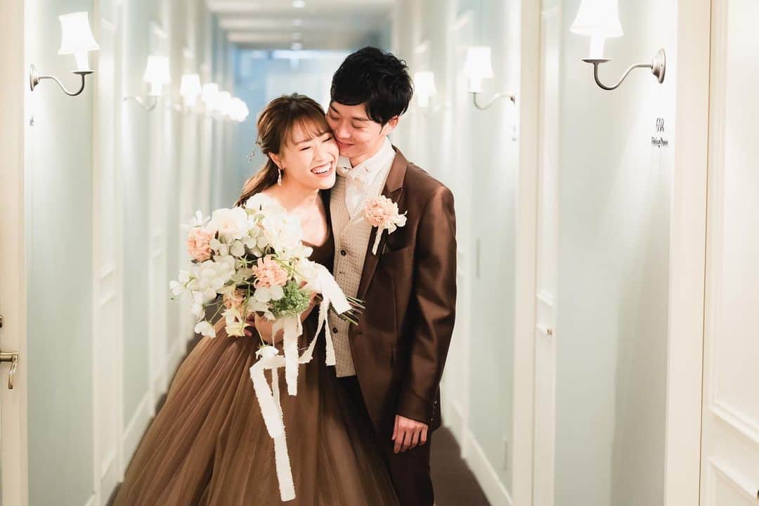 SWITCH梅田のインスタグラム：「館内洋装フォト𓍯 ⁡ 10/21,10/22相談会空きあります！ 10/21　9:30〜 / 13:30〜/ 17:30〜 10/22　9:30〜/ 13:30〜/ 17:30〜 ⁡ 撮影のご依頼・ご相談はお気軽にお問い合わせください♡♡ . 10月末までの期間限定プラン登場𓆸 【選べる𝟮着撮影プラン】 組み合わせ自由◎ ウエディングドレス・カラードレス・白無垢・色打掛の中からお好きな衣装2着をセレクト𖤐 ⁡ 期間限定価格¥137,280→¥99,000 データは100カットと満足な内容𓅯 ⁡ フォトレイト→"switch梅田"で検索⚮̈ ⁡ 大阪  @switch.umeda 東京  @switch.tokyo 札幌  @switch.sapporo 鹿児島 @switch.kagoshima ⁡ ⁡ #switch #switch梅田 #switch撮影レポ #フォトウェディング #大阪花嫁 #大阪プレ花嫁 #関西プレ花嫁 #プレ花嫁準備 #結婚式 #結婚式準備 #ウェディング #wedding #前撮り #プレ花嫁 #関西花嫁 #チャペル #卒花嫁 #ロケーション撮影 #大阪前撮り #ウェディング前撮り #関西前撮り #フォト会食 #オシャレ花嫁 #フォトスタジオ #大阪フォトウェディング  #ロケーションフォト #チャペル前撮り #全国のプレ花嫁さんと繋がりたい #2023秋婚 #2023冬婚」