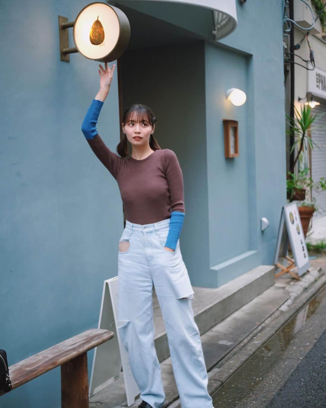 久保乃々花のインスタグラム：「2023.10.04の思い出たち☕️  ツインテールきっとプライベートですることは最後だと思います。。笑  #fyp #ツインテール #中目黒カフェ #デニムコーデ #ニット #neelcafe」