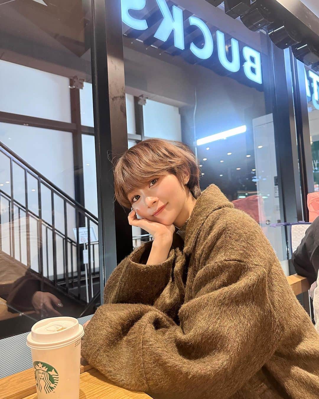 荒谷柚風のインスタグラム：「. 🐻 . 夕方から夜ならコート着ても平気なくらいになってきた . . このアウターボリュームあるけど形がゆったりしてて 着込んでも動きやすくて好き🍂 . outer @happyjohn_official  one-piece @anuans.official  shoes @snidel_official  bag @shein_japan  .」