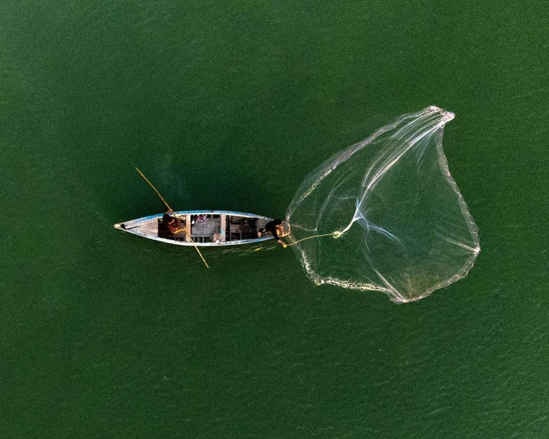 AFP通信さんのインスタグラム写真 - (AFP通信Instagram)「A fisherman casts his net in the Shatt al-Arab waterway in the southern Iraqi city of Basra.⁣ ⁣ @hussein.faleh.raheem #AFP」10月17日 20時01分 - afpphoto