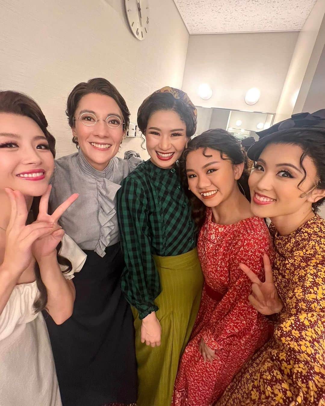 のインスタグラム：「. 大千穐楽を迎えました🇺🇸 この作品に携わったすべてのみなさま 観に来てくださったお客様 感謝の気持ちでいっぱいです☺️ 今まで、本当にありがとうございました🤍 ⁡ イヴリン・ネズビットさん 強烈で、魅力的で、賢くて、演じられて光栄でした！ Weee!!! ⁡ 楽屋に引きこもりがちなわたしたちのところに みんながきてくれた時の写真を添えて📸 さいこーなメンバー💋 ⁡ ⁡ #RAGTIME」
