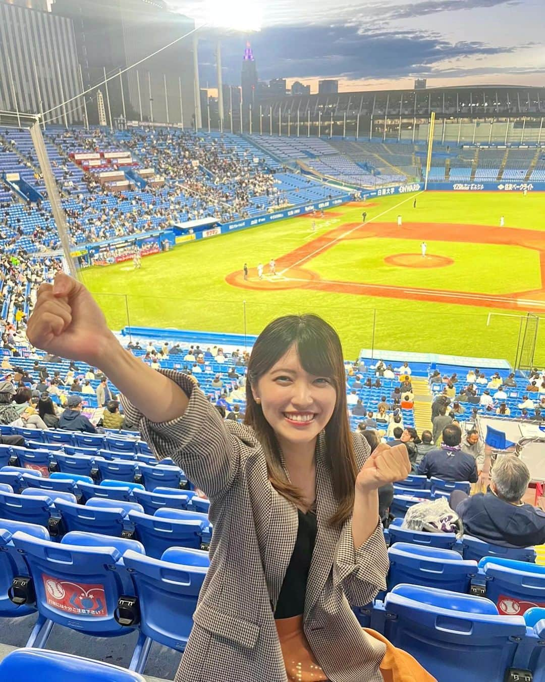 内田有香のインスタグラム：「東京六大学野球 秋季リーグ戦⚾️ 大学チアの同期と神宮球場へ🏟️  この日は母校の明治が勝利💜  今年初でしたが楽しかった〜😊✨ やっぱり見ていたら血が騒ぎました🔥😄  次戦は宮城から応援しています📣  #アナウンサー #東京六大学野球　 #明治大学 #応援団　#チア」