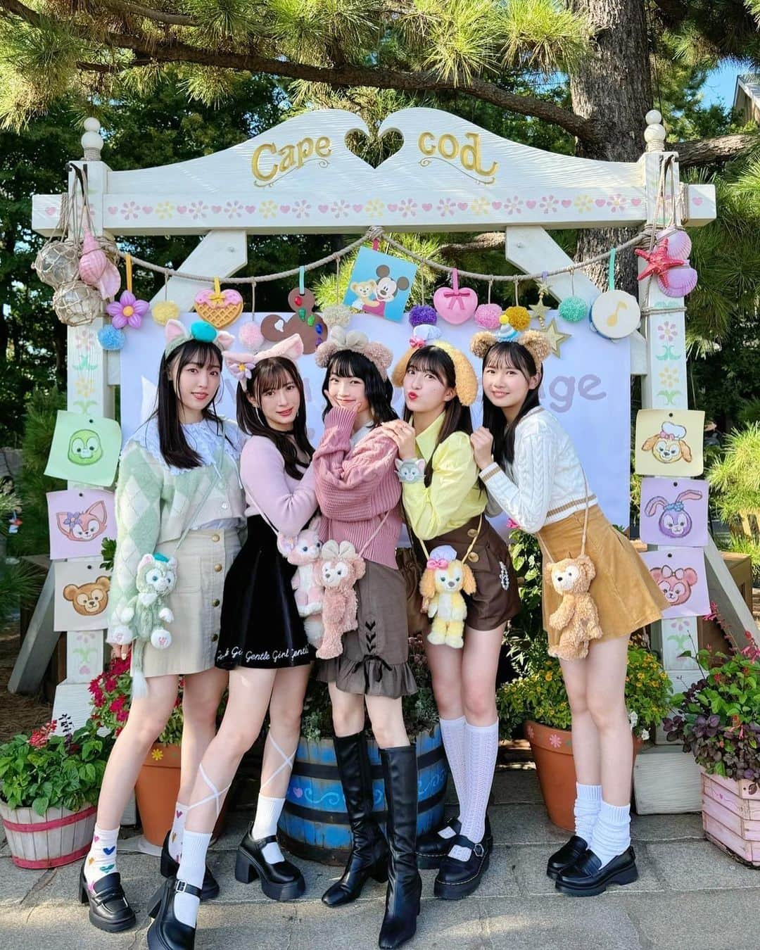 山﨑愛生のインスタグラム：「ちょっと前に 🩷譜久村聖さん 💚生田衣梨奈さん 🧡羽賀朱音さん 💛岡村ほまれちゃん 💚山﨑愛生 5人で夢の国へ行ったよ😊  メンバーと一緒、めっちゃ楽しかった♪♪♪ ありがとうございました✨✨  📷 ♡5人で💕 ♡ @mizuki_fukumura.official さん🩷 ♡ @erina_ikuta.official さん💚 ♡ @akane__haga.official さん🧡 ♡ @homare__okamura.official ちゃん💛 ♡愛生💚  #ディズニー #ディズニーシー  #ダッフィーフレンズ #ダッフィーフレンズコーデ  #シェリーメイ #シェリーメイコーデ  #譜久村聖 さん　#ふくちゃん  #生田衣梨奈 さん　#えりぽんかわいい  #羽賀朱音 さん　#あかねちん  #岡村ほまれ ちゃん　#ほまたん  #山﨑愛生 #パンダさんパワー  #モーニング娘 #モーニング娘23  #morningmusume23」