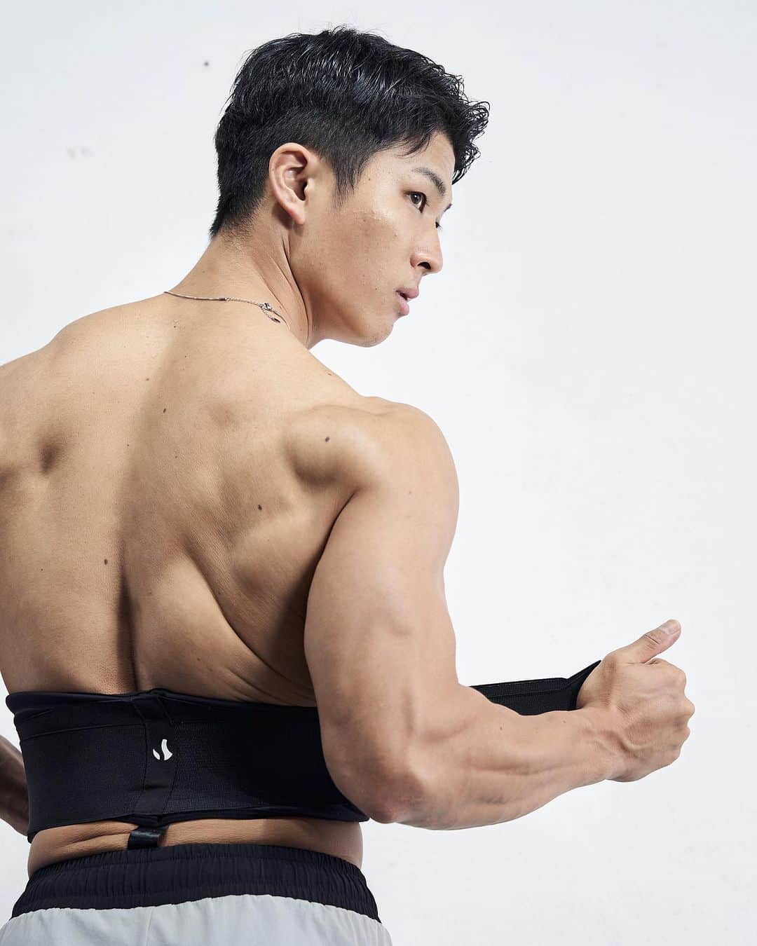 なーすけのインスタグラム：「SHAPE RIB SHAPER が再入荷しました🔥 大人気で即売り切れだった商品なので、買い損ねた方は是非チェックしてみてください！！  SHAPE RIB SHAPER  肋骨が開かないように常に固定をできるシェイパーです。  シェイパーの背面中心に「理想の体はみんな違う」を象徴する炎のロゴをデザインし、トレーニング時にも快適に過ごせるように肌触りの柔らかい素材を使用しました。  - FREE SIZE」