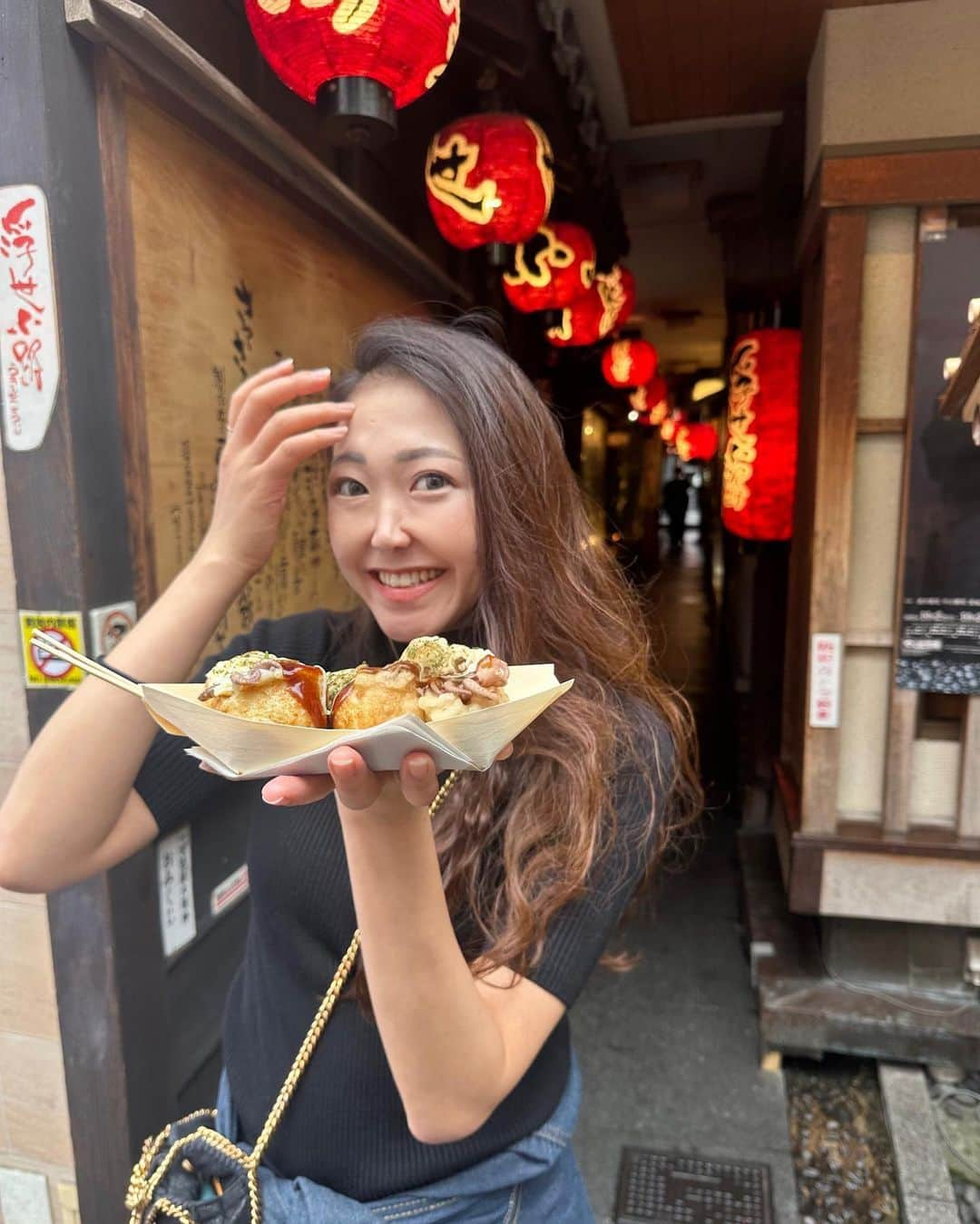 こちえのインスタグラム：「. . 朝ごはんに食べたこのたこ焼き🐙 イイダコが丸々一匹入ってる😂  いつからあったんやろ？ 初めて食べたけどタコ感ごりごりで笑 生地もお出汁がきいてるふわとろの どタイプな感じで美味しかった🥺  タコちっさ😡😡😡ってなる心配 全然しなくて良いし良き🤣👏👏  人気のお店で朝11時位に行って 30分ほど並んだから ちょっと並ぶのは覚悟した方が🙆‍♀️  たこ焼きに並ぶ日が来るなんて！笑  @odoridako  #踊りだこ  #大阪観光#大阪旅行 #大阪グルメ#難波グルメ  #食い倒れ#グルメ女子 #道頓堀#たこ焼き #国内旅行#女子旅 #なんば#難波#大阪 #japantrip#japantravel #osakatrip#osakatravel  #followme#japanesegirl  #takoyaki#yummy #nanba#osaka#japan」