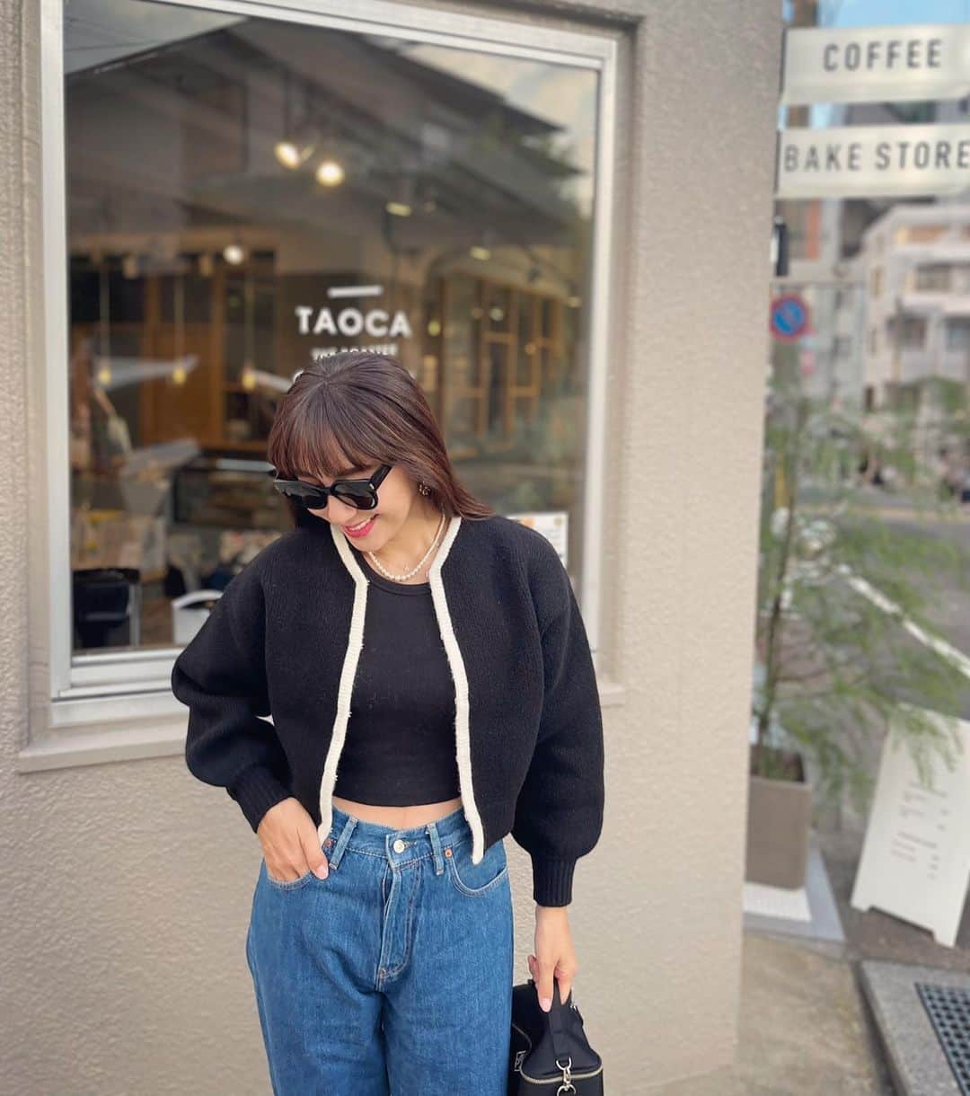 のインスタグラム：「今日は友人達とのMorningから🥪 数ヶ月ぶりに子供無しで会えたので た〜くさん話せて楽しかった🥰 夕食は久しぶりにハンバーグ 一度も冷凍していない生ミンチで作る ハンバーグは本当に美味しい🙏 玉ねぎと挽肉、パン粉、牛乳に 塩胡椒、お酒だけを使ってこねた とてもシンプルなハンバーグ❤️  今週金曜日に発売予定の "Cropped Cardigan" @jnhearts にてサイズや価格など ご紹介していますので是非ご確認下さい🥰 #tuesday」