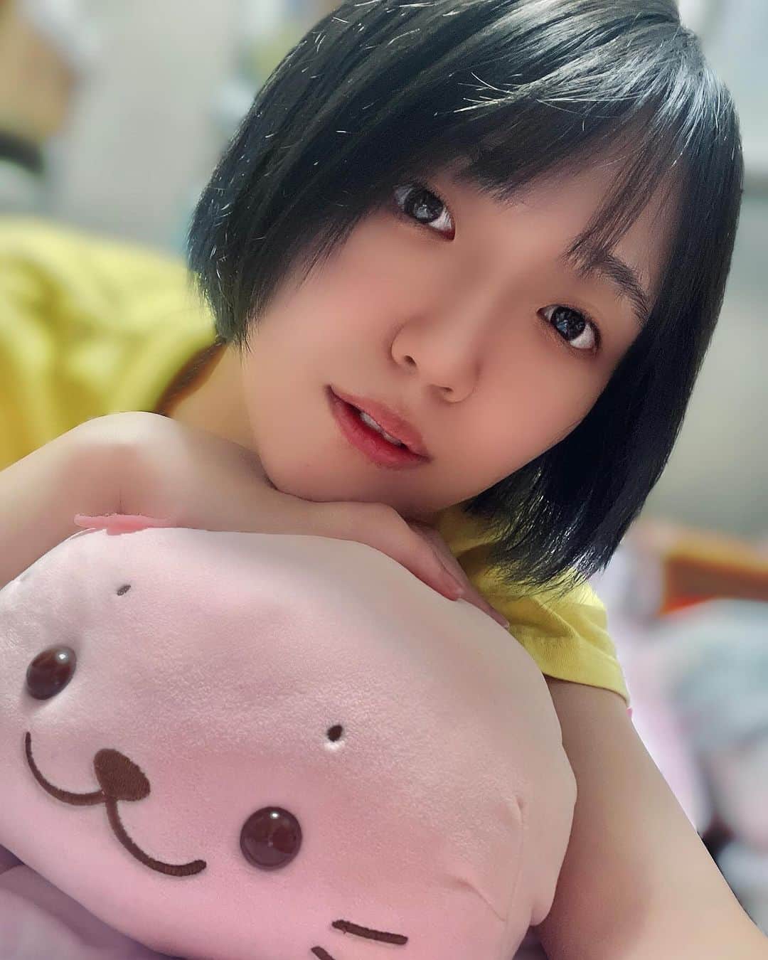 松井珠紗のインスタグラム：「しろたんというアザラシのキャラが好きです 一緒に寝てます」