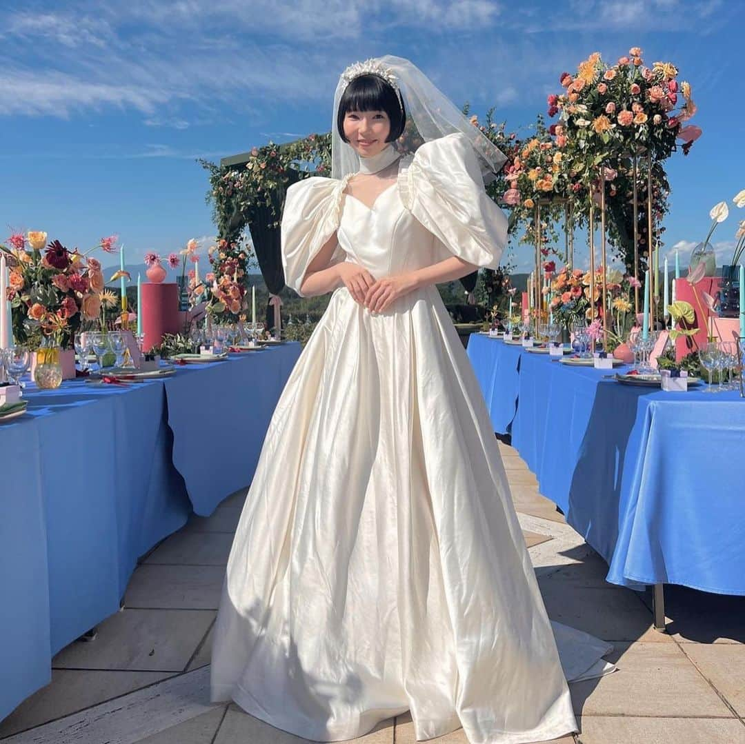 Choole 業界初、オンライン結婚式準備サービスさんのインスタグラム写真 - (Choole 業界初、オンライン結婚式準備サービスInstagram)「【#あさぎーにょ】 こんばんは！トキハナ編集部です✨ - - - - 今回は大人気YouTuberあさぎーにょさんの 世界観が素敵すぎる結婚式をご紹介⛪️🩵🧡 - - - - Photo by @asagiinyo  - - - - ——————————————————  ⚜️トキハナInstagramとは？ ・結婚式準備に役立つ情報を毎日投稿♡ ・まだ結婚式場が決まっていない花嫁さまへ🌸 ドレス試着・パーソナルカラー診断イベントなど定期開催中👗🌈 ・お見逃しのないよう @tokihana_weddingからフォローください✨  ⚜️トキハナって？ LINEで式場探し使いやすさNo.1✨ 『結婚式場見学予約サイト👰🏻‍♀️』  🕊トキハナの特徴🕊 ・持ち込みOKの式場掲載数No.1(自社調べ)👑 ・即決不要で、最大割引が貰える💰 ・自分たちの費用が見学前にわかるから安心💛 ・LINEでいつでも元プランナーに相談できる💡 ・カンタン診断で好みの式場が見つけられる💖 ・ドレス最大50%オフクーポンもget👗 登録はID検索orQRコードから▼ ID:@608xvfyd  ————————————————— #結婚式#結婚式レポ#ガーデンウエディング#オリジナルウエディング#プレ花嫁#卒花嫁#トキハナ」10月17日 20時09分 - tokihana_wedding