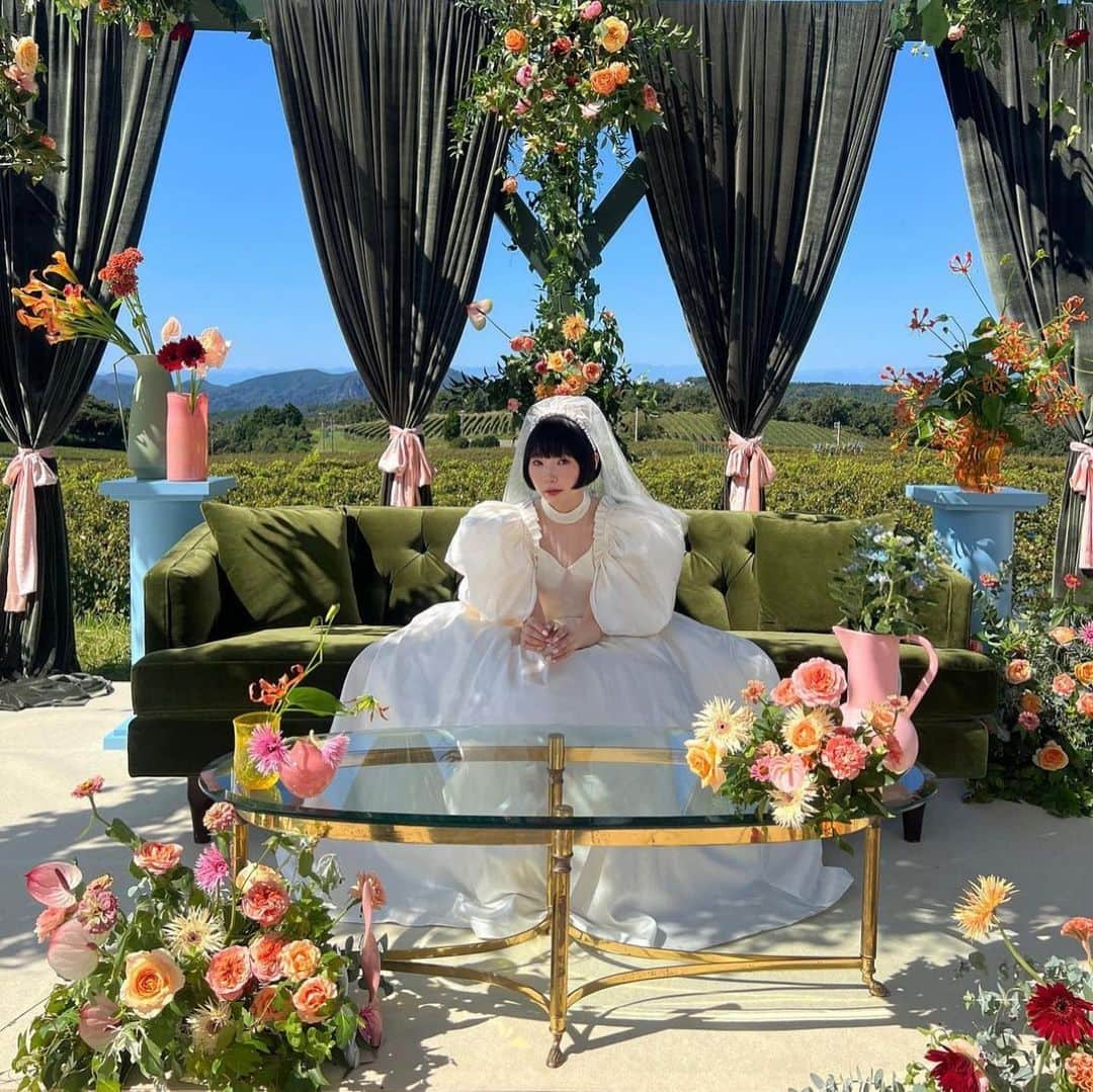 Choole 業界初、オンライン結婚式準備サービスさんのインスタグラム写真 - (Choole 業界初、オンライン結婚式準備サービスInstagram)「【#あさぎーにょ】 こんばんは！トキハナ編集部です✨ - - - - 今回は大人気YouTuberあさぎーにょさんの 世界観が素敵すぎる結婚式をご紹介⛪️🩵🧡 - - - - Photo by @asagiinyo  - - - - ——————————————————  ⚜️トキハナInstagramとは？ ・結婚式準備に役立つ情報を毎日投稿♡ ・まだ結婚式場が決まっていない花嫁さまへ🌸 ドレス試着・パーソナルカラー診断イベントなど定期開催中👗🌈 ・お見逃しのないよう @tokihana_weddingからフォローください✨  ⚜️トキハナって？ LINEで式場探し使いやすさNo.1✨ 『結婚式場見学予約サイト👰🏻‍♀️』  🕊トキハナの特徴🕊 ・持ち込みOKの式場掲載数No.1(自社調べ)👑 ・即決不要で、最大割引が貰える💰 ・自分たちの費用が見学前にわかるから安心💛 ・LINEでいつでも元プランナーに相談できる💡 ・カンタン診断で好みの式場が見つけられる💖 ・ドレス最大50%オフクーポンもget👗 登録はID検索orQRコードから▼ ID:@608xvfyd  ————————————————— #結婚式#結婚式レポ#ガーデンウエディング#オリジナルウエディング#プレ花嫁#卒花嫁#トキハナ」10月17日 20時09分 - tokihana_wedding