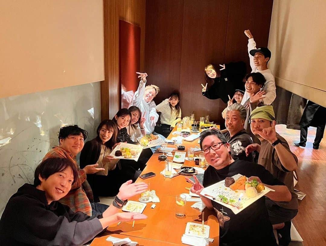 山本夢さんのインスタグラム写真 - (山本夢Instagram)「. 社長、スタッフさん、キャストで ヤツルギ4.5の久々の 集まり〜やと思ったら なんとお誕生日を お祝いしてもらっちゃいました。ひぃ いつもありがとうございます。。！  家族☺️  #ヤツルギ」10月17日 20時19分 - yume_yamamoto_ue