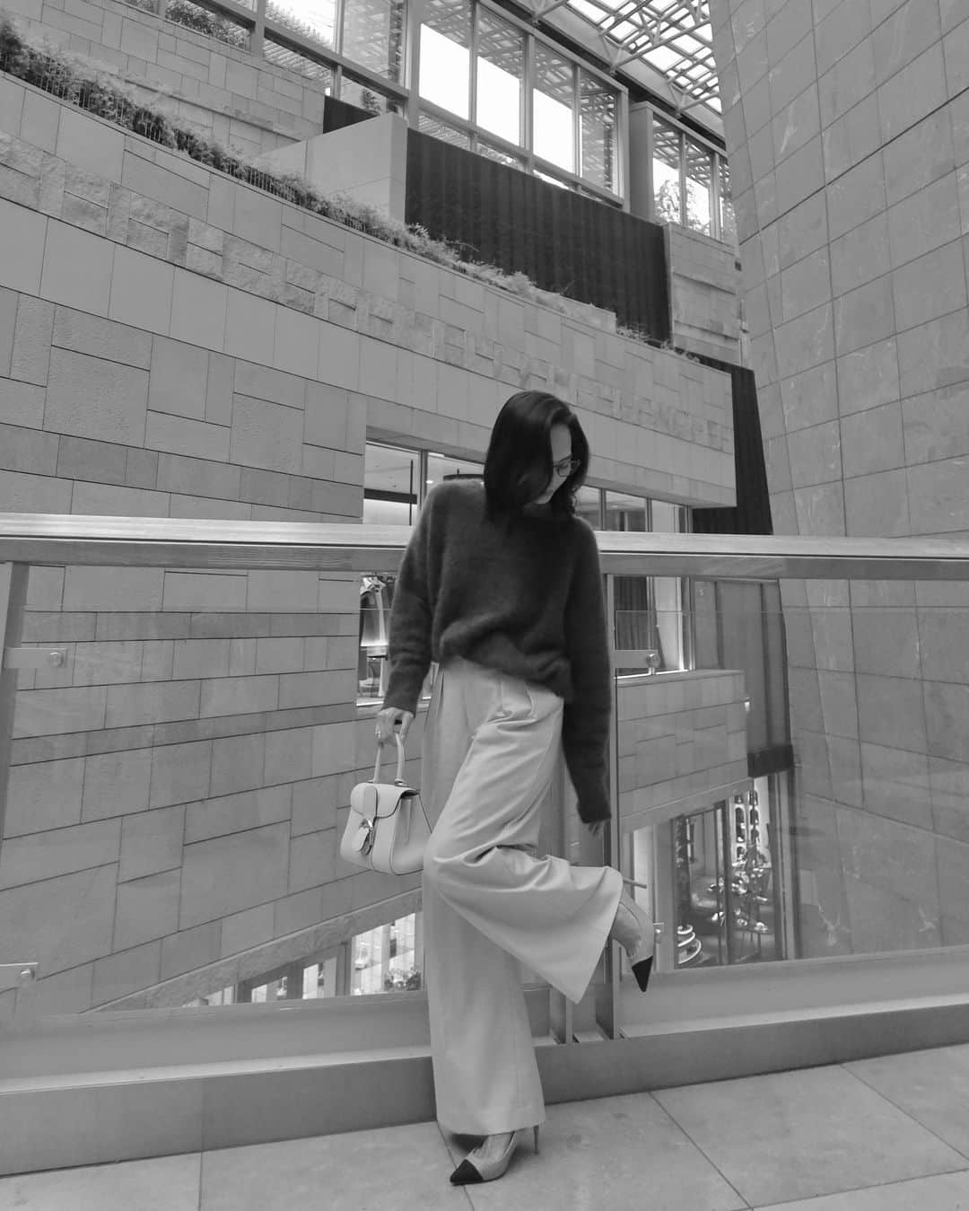 山賀琴子のインスタグラム：「秋晴れが気持ちよかったね🍂  ニット一枚で歩ける気候がずっと続けば良いのに〜っと思いつつ、可愛いアウターも着たいから寒くなるのも楽しみだったり🤭  knit, pants... @anuans.official  bag... @delvaux  shoes... @tsurubymarikooikawa  eyewear... @jins_japan   #fashion #ootd #autumnoutfit」
