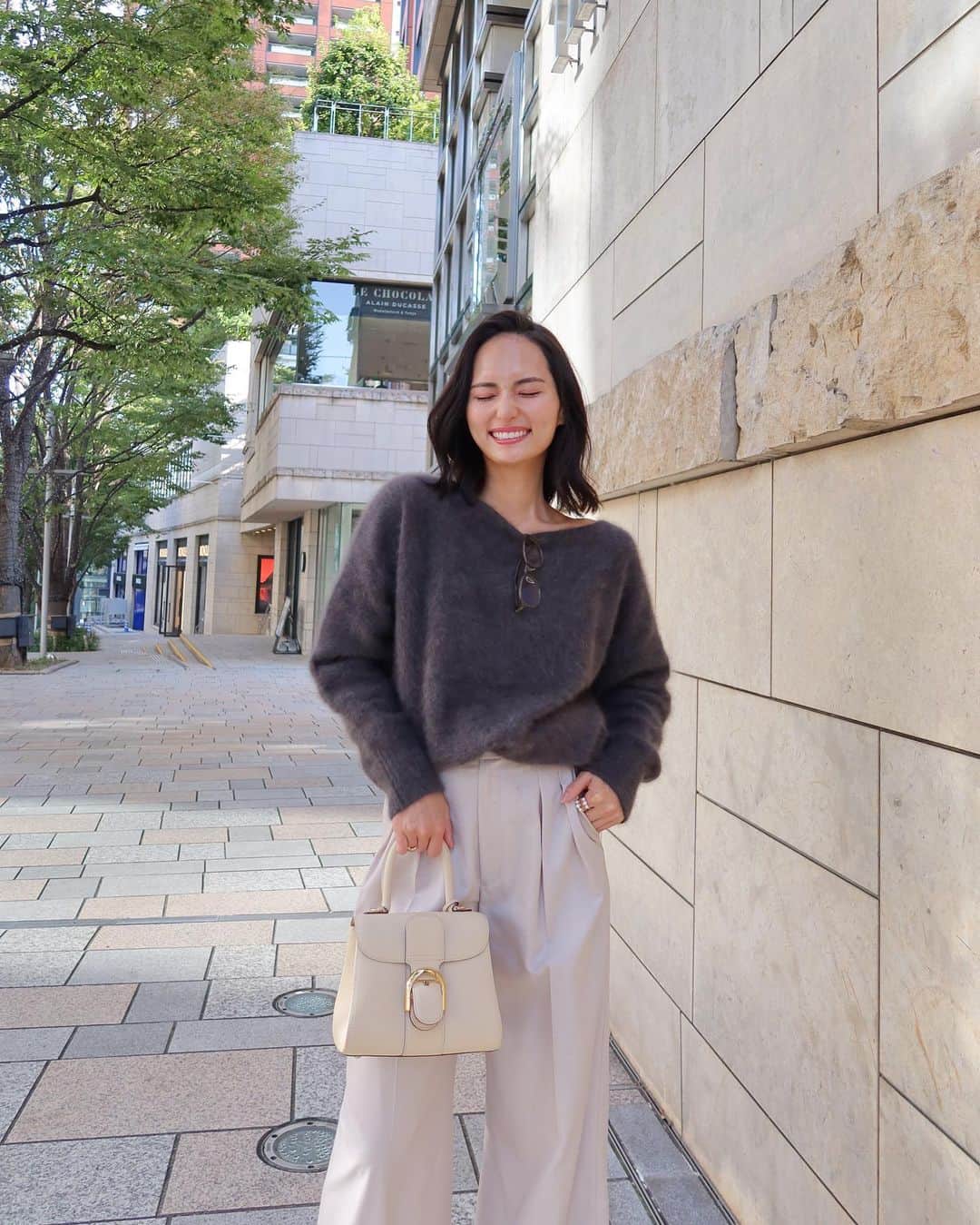 山賀琴子さんのインスタグラム写真 - (山賀琴子Instagram)「秋晴れが気持ちよかったね🍂  ニット一枚で歩ける気候がずっと続けば良いのに〜っと思いつつ、可愛いアウターも着たいから寒くなるのも楽しみだったり🤭  knit, pants... @anuans.official  bag... @delvaux  shoes... @tsurubymarikooikawa  eyewear... @jins_japan   #fashion #ootd #autumnoutfit」10月17日 20時19分 - kotokoyamaga