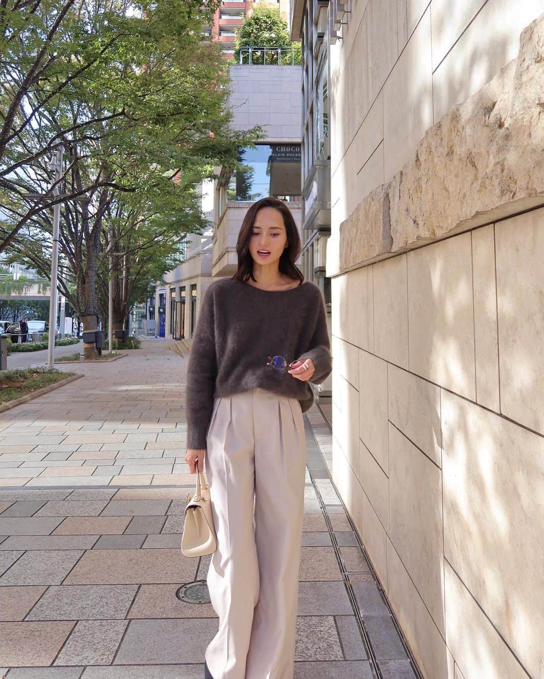 山賀琴子さんのインスタグラム写真 - (山賀琴子Instagram)「秋晴れが気持ちよかったね🍂  ニット一枚で歩ける気候がずっと続けば良いのに〜っと思いつつ、可愛いアウターも着たいから寒くなるのも楽しみだったり🤭  knit, pants... @anuans.official  bag... @delvaux  shoes... @tsurubymarikooikawa  eyewear... @jins_japan   #fashion #ootd #autumnoutfit」10月17日 20時19分 - kotokoyamaga