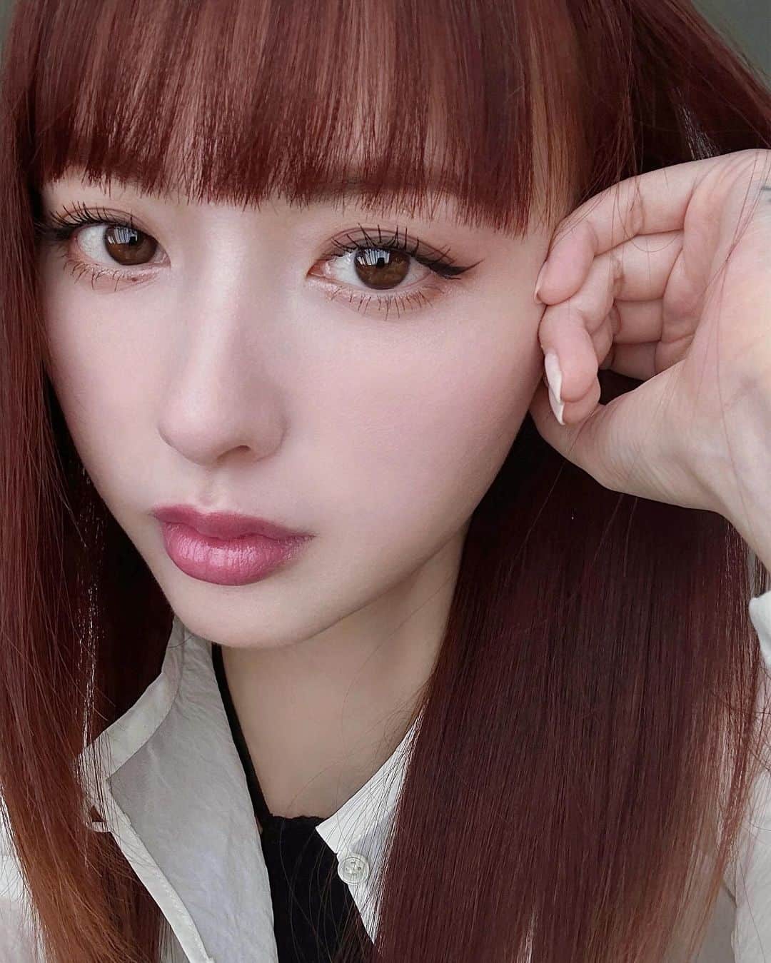 のインスタグラム：「@maquillage_jp マキアージュから新しい💄 「ドラマティックエッセンスルージュ」が11月21日に発売。 ㅤㅤㅤ 落ちにくい×リップケアを叶えるドラマルージュ✨つや膜で縦じわを目立たなくさせてくれて、塗りたての色とつやが長時間続くのが特徴！ 全7色展開の中、私の推し色は「RS301 / かけひきの瞬間」💞 肌色を選ばない、おしゃれニュアンスなピンクです。名前も素敵じゃない？🥰 ㅤㅤㅤㅤㅤㅤ サッと塗れば透けツヤ発色、唇にあててゆっくり塗れば高発色なわけです。 スルスル〜となめらかなテクスチャーなので、ノールックでもつけられるのが普段使いに最高👍🏻 ㅤㅤㅤ #PR #ドラマティックエッセンスルージュ #ドラマルージュ #マキアージュ」