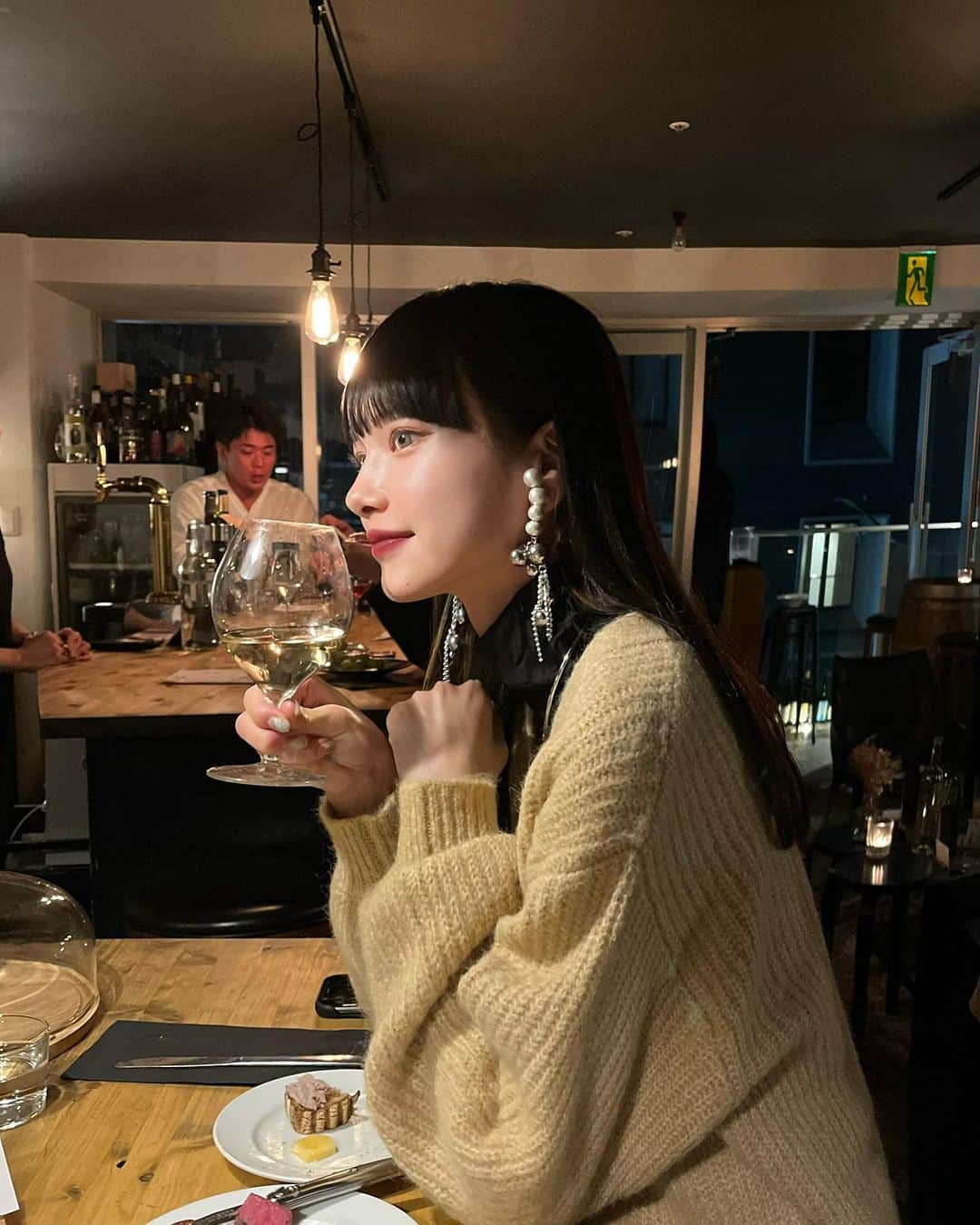 のインスタグラム：「L’occas - bar à vin  VIVAYOU× @publux_official コラボ の ビジューボタンシャギーカーディガンで友達とディナー🥂♥︎  姉妹に間違えられたのがハイライト🤣  #publux #vivayou  #zozotown  #zozotown購入品 #zara  #uniqlo #ﾆｯﾄｶｰﾃﾞｨｶﾞﾝ」