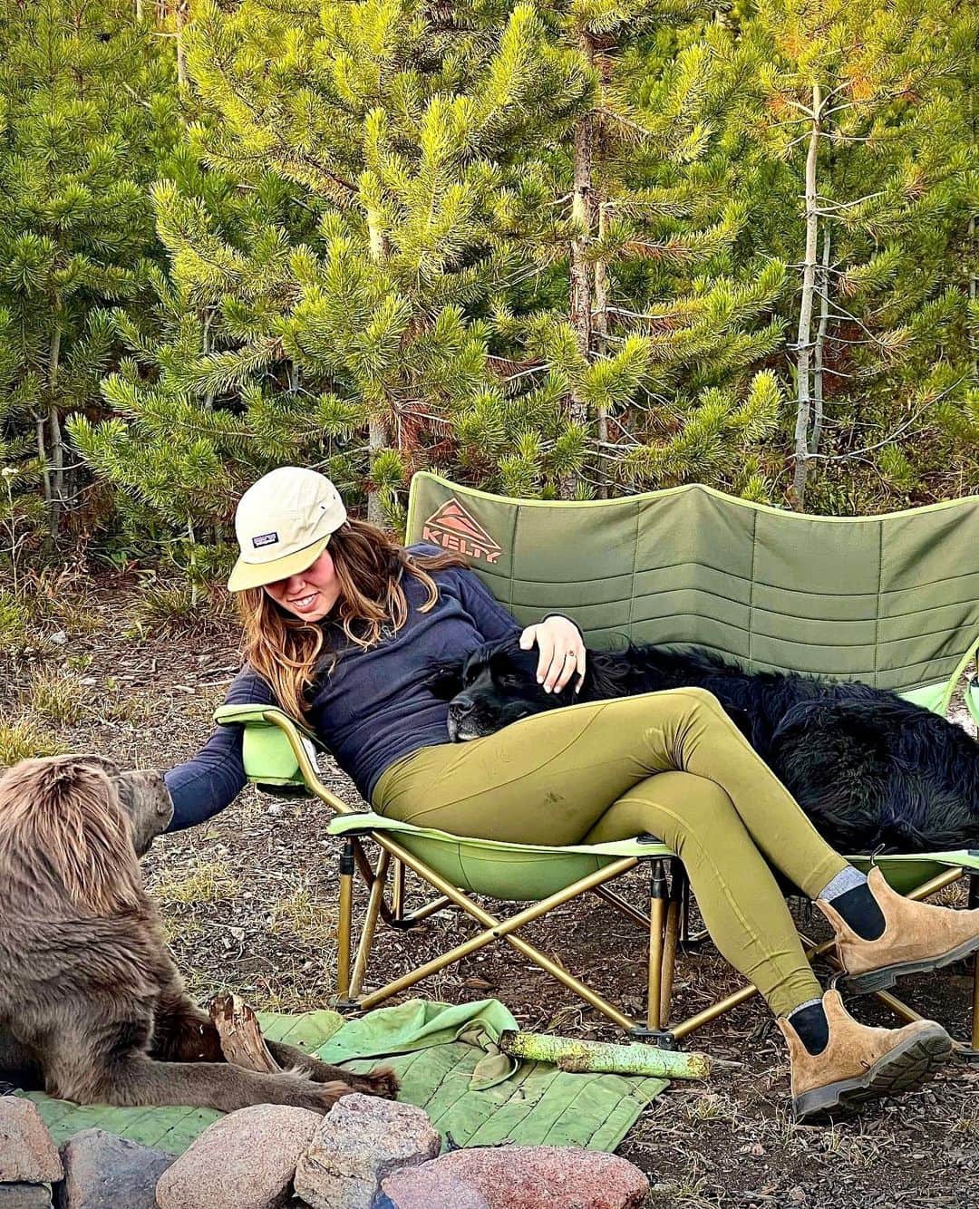 ケルティのインスタグラム：「Chillin' with the big homies!🐕‍🦺🐕⁠ ⁠  Really loving the green 🌲 on green ✅ on green 💚 vibes here.⁠ ⁠ 📸: @its.me.haley.b⁠ ⁠ #builtforplay #keltybuilt #getoutside」