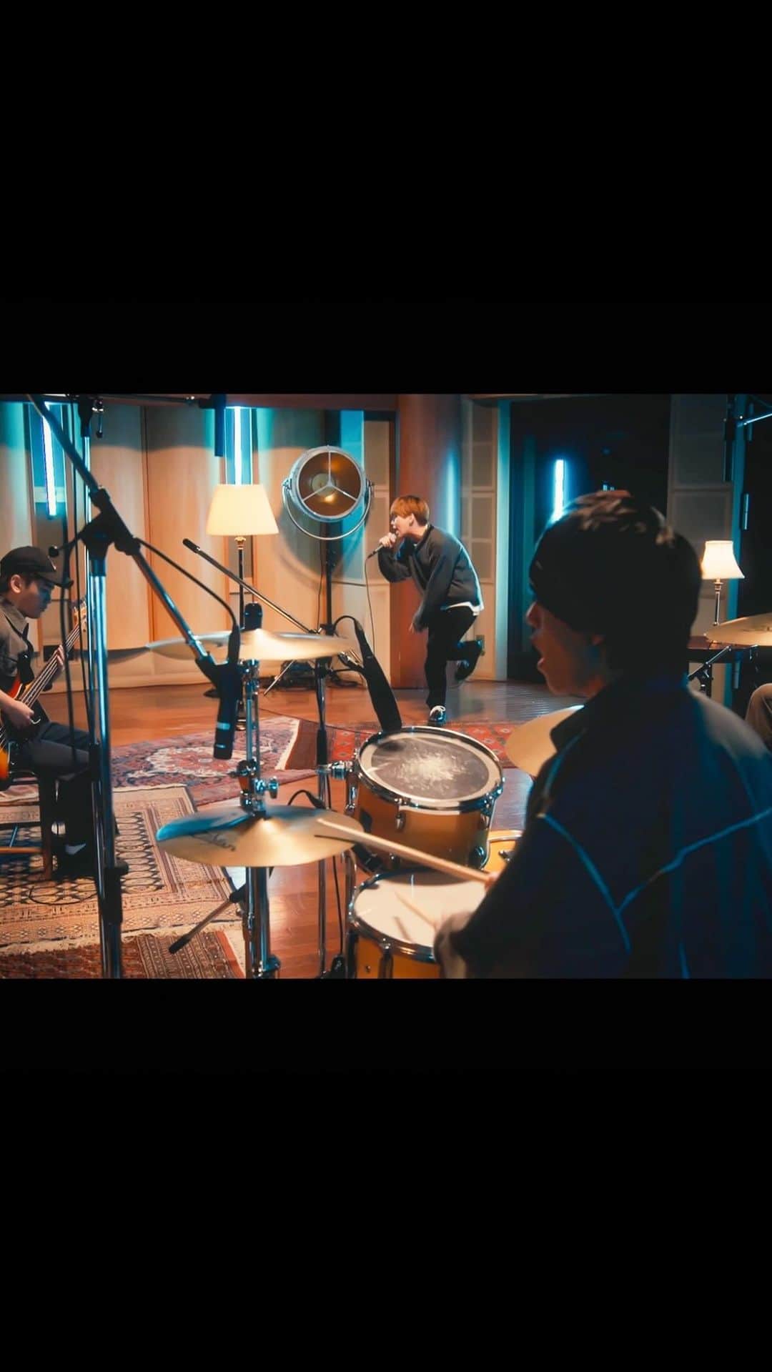04 Limited Sazabysのインスタグラム：「"Re-Birth"より 「Re-monolith」のMVを公開💫  ▶️YouTube https://youtu.be/UCef8-qqc94」