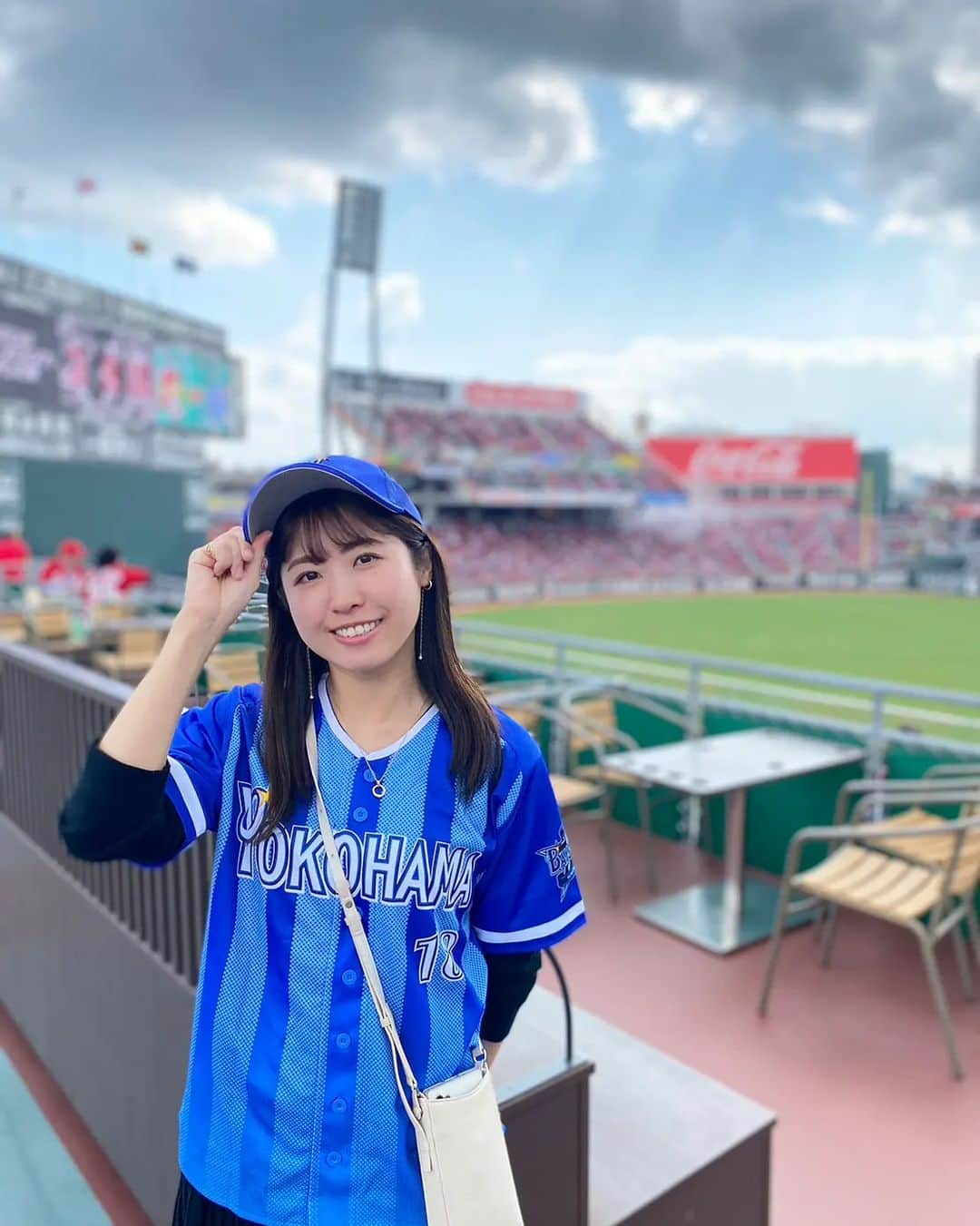 小谷津友里のインスタグラム：「改めて今シーズンお疲れ様でした😊💙  CSは広島で応援してきた🍁 最後は悔し泣き😢 この悔しさを忘れず 来シーズンこそ優勝したい👑  振り返ってみればシーズン通して 熱く応援できて本当に楽しかったな😊  #baystars #横浜denaベイスターズ #野球観戦 #野球 #baseball #広島 #マツダスタジアム #クライマックスシリーズ」