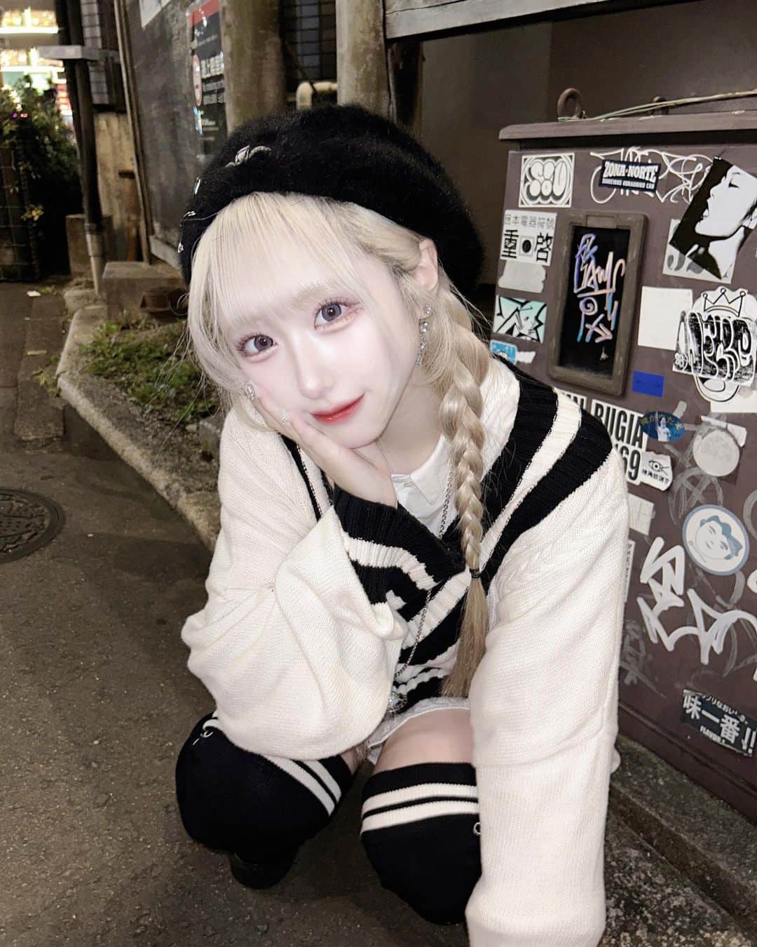 椎名栞のインスタグラム：「ニット着れる季節嬉しいね⛓🖤⋆͛*͛ . . . . . #ニット  #冬服  #秋服  #秋服コーデ  #冬服コーデ  #モノトーン  #サブカル  #ootd  #instafashion  #🖤」