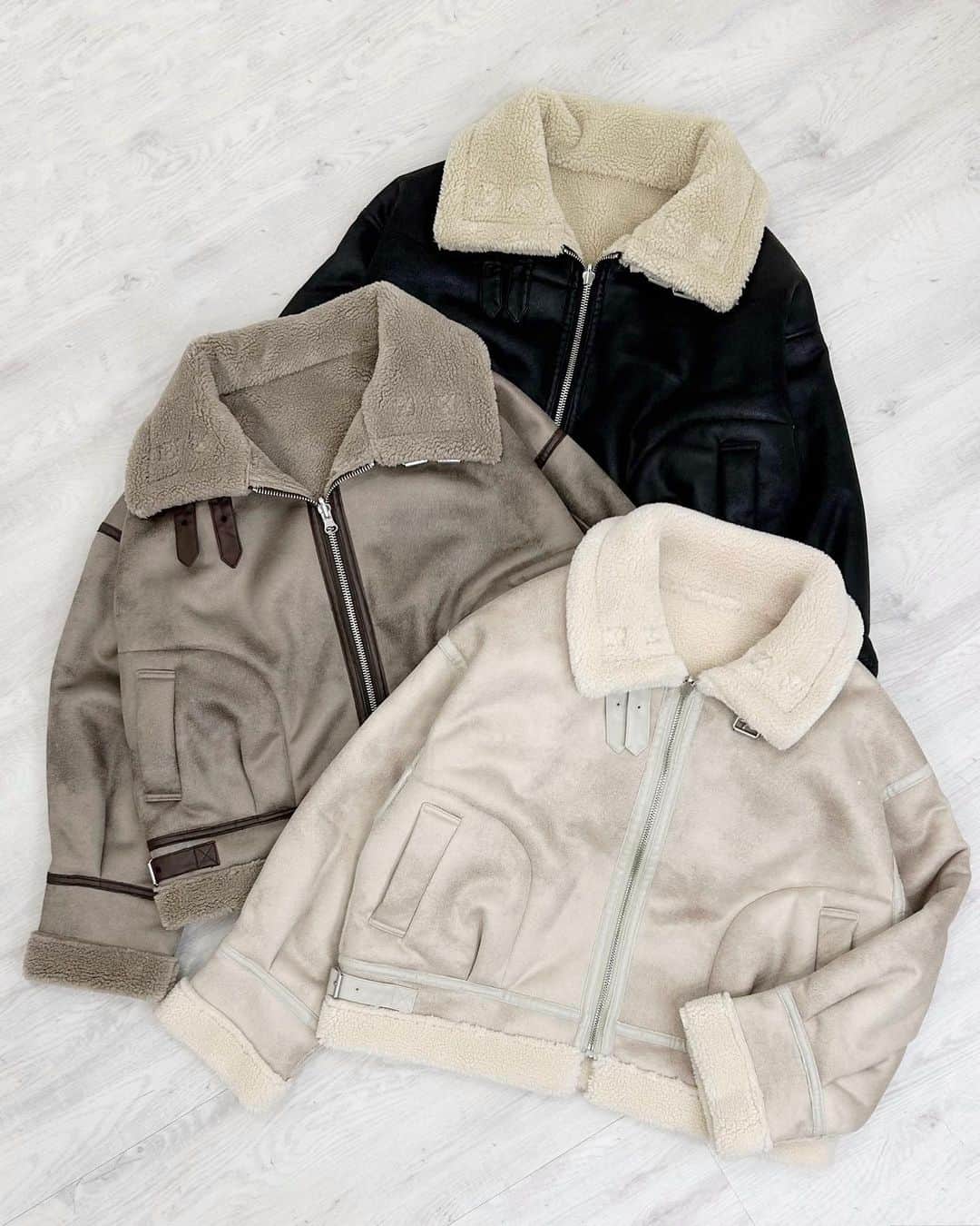 のインスタグラム：「【new arrival♡】 ⁡ ⁡ ⁡ ⁡ ⁡ ■リバーシブルボアムートンB-3 #1234-400045 ¥10,890 (tax in) ※現在ingnistoreでは¥8,690 (tax in) 3カラー ⁡ ⁡ 毎年大人気のボアムートンB-3が さらに可愛くなって今年も登場🫶🏻 ⁡ リバーシブルのデザインなので その日のコーデに合わせて形を変えていただけます♡ ⁡ しっかりとした暖かいボア素材なので 防寒効果も抜群‼︎絶対に持っておきたいアイテムです◎ ⁡  ┈┈┈┈┈┈┈┈┈┈┈┈┈┈┈┈┈┈┈┈┈┈┈ ⁡ ⁡ 〈INGNIコーデを大募集♡〉 @ingnistoreと#ingniコーデ のタグをつけて投稿していただいた方の中から、随時公式アカウントにてご紹介させていただきます‼︎ ⁡ ⁡ #INGN I#ingni #fashion #2023 #aw #오오티디 #패션#穿配不重样#秋コーデ #冬コーデ #デートコーデ #ファッション #トレンドコーデ#カジュアルコーデ #カジュアル #大人可愛い #大人カジュアル ⁡ ⁡」