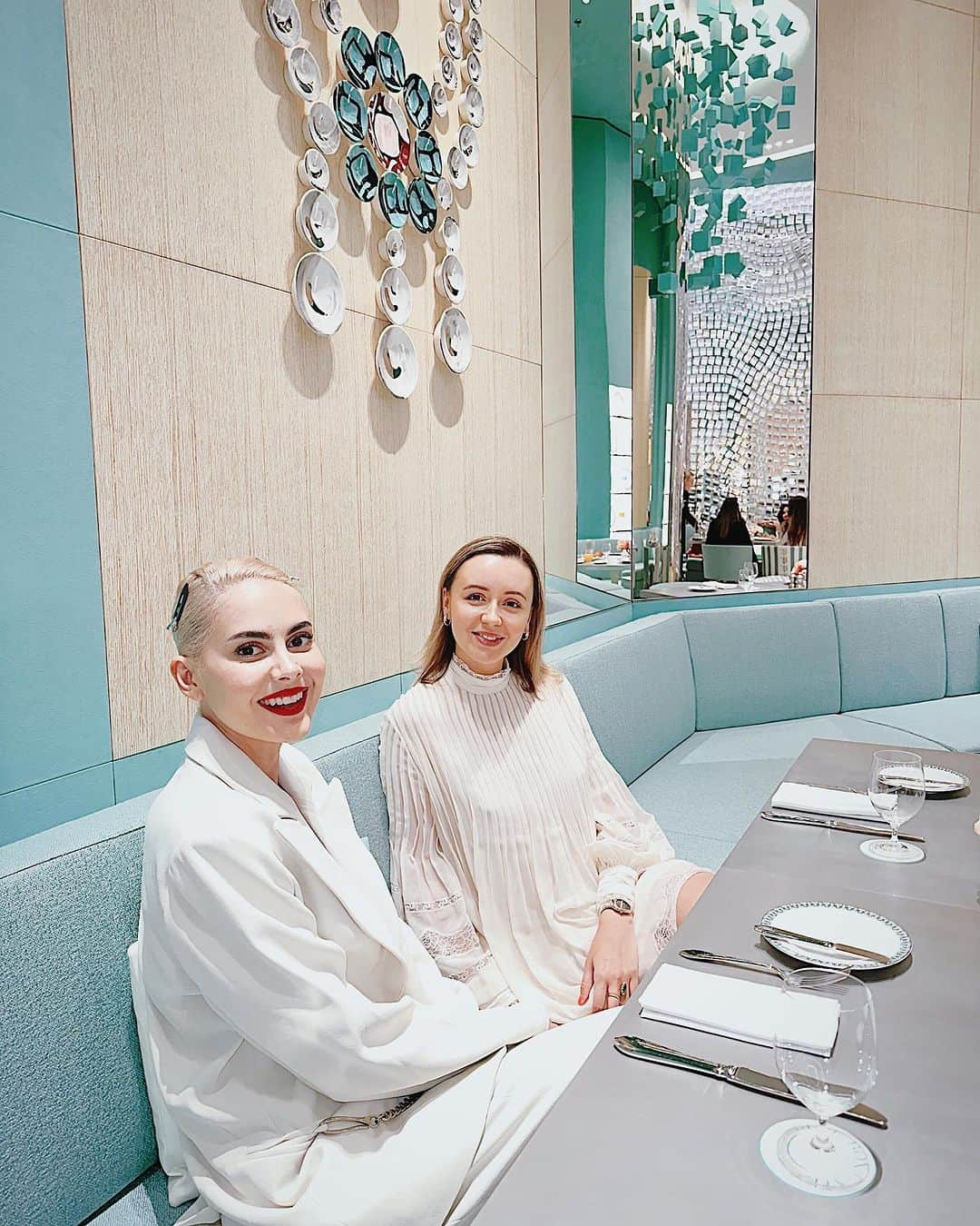 Nataly Osmannさんのインスタグラム写真 - (Nataly OsmannInstagram)「Breakfast at Tiffany’s has a new meaning in Dubai 🩵 We were both so happy to see each other and catch up at the brand new cafe in Dubai Mall 🫶The food is sublime 👌 Ladies in white 🤍 @natalyosmann @tamaraah  #tamaraah #natalyosman #تمارة_القباني #breakfastattiffanys #tiffanyandco」10月17日 20時18分 - natalyosmann