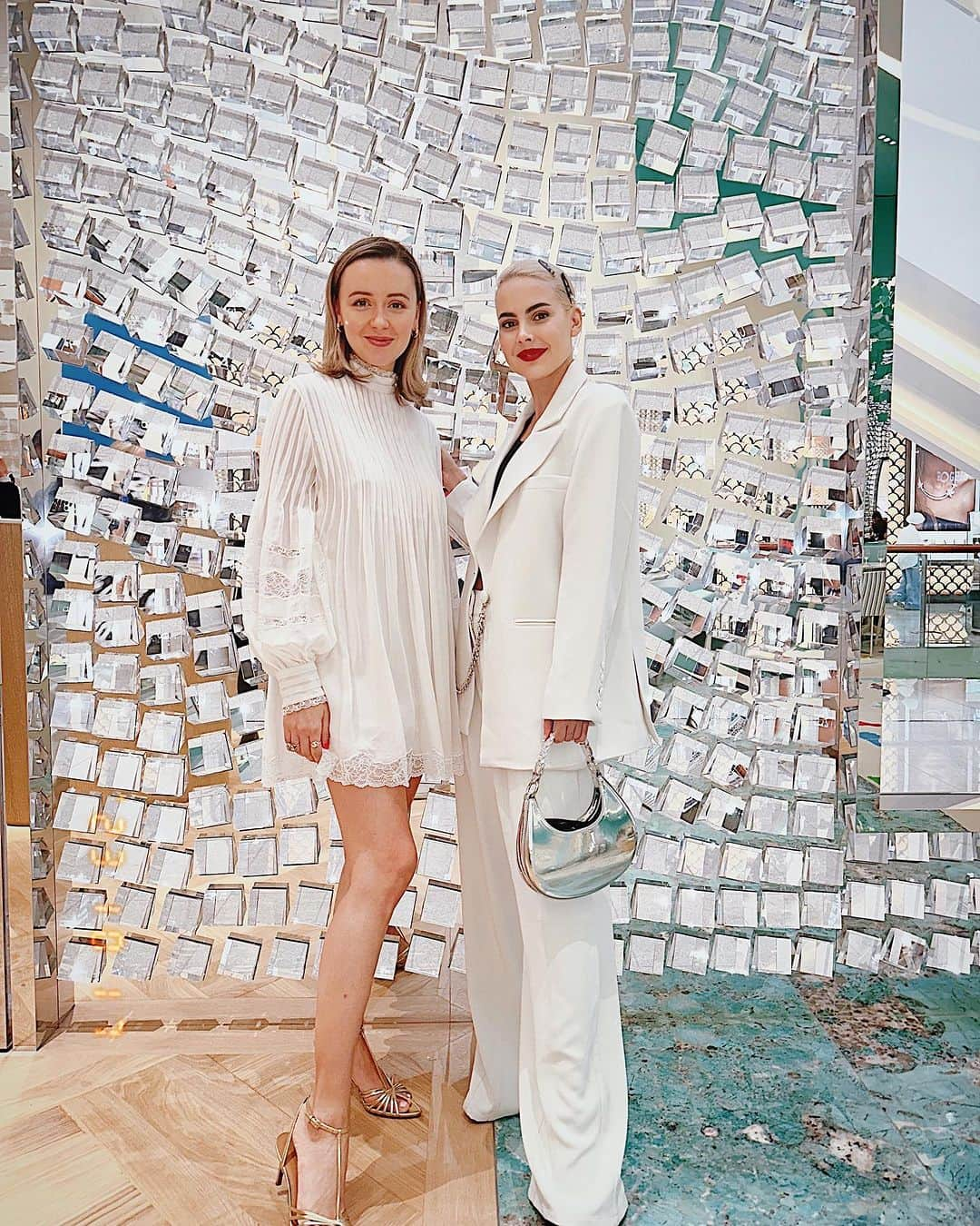 Nataly Osmannのインスタグラム：「Breakfast at Tiffany’s has a new meaning in Dubai 🩵 We were both so happy to see each other and catch up at the brand new cafe in Dubai Mall 🫶The food is sublime 👌 Ladies in white 🤍 @natalyosmann @tamaraah  #tamaraah #natalyosman #تمارة_القباني #breakfastattiffanys #tiffanyandco」