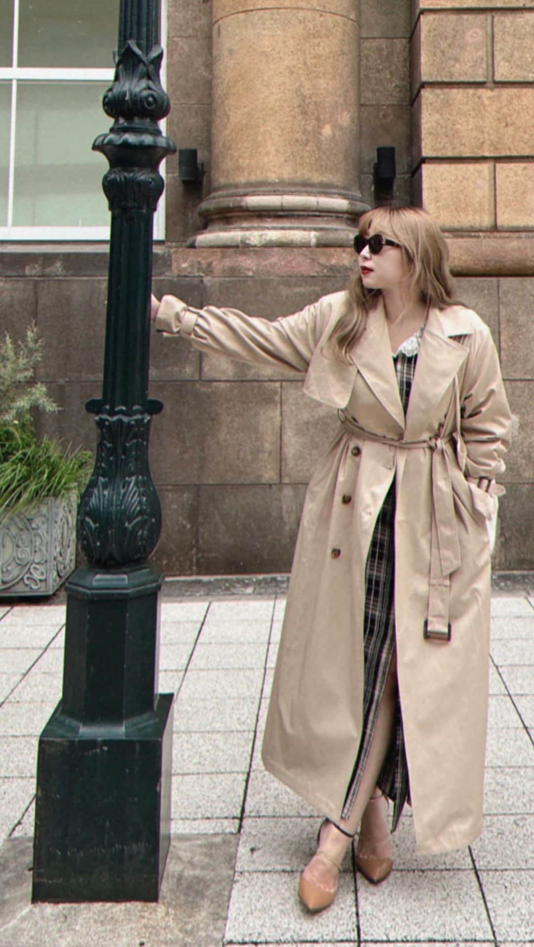 puinpiのインスタグラム：「TRENCH COAT  ハンサムなトレンチコートを作りました♡  シンプルなデザインなのですが 細部のデザインやラインにこだわり しっかり作っていて、  襟を大きくし、裾にかけて生地をたっぷりと使って ベルトを絞ると綺麗なフレアラインになるようにしています。  飽きがこず、ずっと着れるトレンチコートを。。♡  2023/10/21 PM21:00 release  #Pui#Puishop #トレンチコート#トレンチコートコーデ#ワンピース #トートバッグ#コート#チェックワンピース#ハイヒール #プイ」