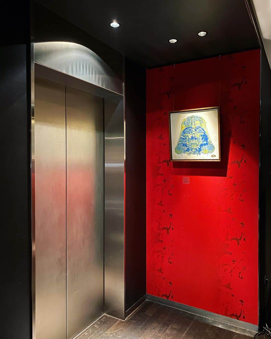 D[di:]のインスタグラム：「D[di:] MAI KUWAHARA アーカイブス展 HELLO　その１  札幌の時計台通りにあるアートホテル  CROSS HOTEL SAPPOROにて、 D[di:]/MAI KUWAHARAのアーカイブ展、始まっております  ホテル内の２階、３階と館内の数カ所に点在"かくれんぼ"する形となる本展 ４ヶ月という長丁場の展示につき、ゆっくり見所をご紹介していきます〜 で、その１  ２階ロビー階の入口となるエレベーターホールのRED WALLに鎮座するは、私がかんがえる「世界一有名な宇宙人」のあのお方  美しい額装は、北欧家具・木象嵌作家の島田晶夫氏の作。@mokuzougan_jp 木象嵌作家ならではの、継ぎ目の見えない美しい額に入り、V卿、より一層貫禄が増したように見える逸品となりました。  2015／The most famous ascended aliens 1／455✖️455mm／Harmonic paint／Solo show " The Pretty Ascensions" ／first exhibition location: TAV gallery tokyo  ステイトメントでも語るように、このように現代の人間がみたときに誰もがわかる、”アイコン”となっているものも、それが草木に巻かれて長い時間を経てば、ただの「自然のかたまり」「草花の塊」となるのです。  ●会期中で、作品入れ替えや展示作品が増えたりする予定もありますので、そちらについても随時告知していきます…！  ★Exhibition Statement的な、本展に寄せてのごあいさつ★ そして、どうして私がこういう絵ばかり描いているかについて わたしの制作スタイルのひとつに、草花のモチーフでいろいろな図象を描くという作画形態があります。 植物のモチーフを用いることは、釈迦が菩提樹の下で人々に一輪の花を用いて、この世界、大宇宙のことわりを解いたこと、フラクタルの中に潜む、いわば有機的な数式が曼荼羅を内包することから起因しています。  また、90年ごろ、くりかえしテレビのニュースで放映されていた湾岸戦争のアブラまみれになって飛べなくなった海鳥をみてパニックになって以来、戦争や環境問題はいつも頭のなかに漂う、いや、眼前に垂れ下がるタンコブのような異物であり続けました。 あの映像の裏に隠された意味は今では理解しているつもりですが、幼かったあの頃、人がたくさん亡くなったとか、街が瓦礫の山になったなどという暴力的な映像よりも、そのビジュアルは、私にとってとてもショッキングなものでした。  そんなモノモノたち、兵器も銃器も重機もヘドロもプラスチックごみも悪意も、 すべて花になっちまったらどうでしょう。  この悪しき遺物たち全てが、一瞬にして花や草木へと結晶化し、昇華してしまったら。  そして、その草花に結晶化したものたちが、そのまま何千年と残り、遠い未来、現在の人間の価値観はいったん消滅していると仮定して、かつてのマヤやアトランティスの失われた文明に対峙したときの我々のように、地球外や異次元からの来訪者、あるいは未来の人々がそれを見ても、武器やゴミは本来の姿と用途を完全には理解されずに、たんに「自然」とか「草花ね」「花咲いてんね」としか捉えられないのではないでしょうか。  本人が意図するかしないかは別として、場所によって、また永い年月が経ち、時代によって価値観は変容し、その地位やアイデンティティさえ元の意味が失われてしまうのは、ほんの数百年の歴史の中でさえ物語っています。  邪悪なものも、善良なものも、何気ない生活の遺物たちも 全てが花と化した時、すべてはフラットになっていく。  いままで、やっきになって手に入れようとしていたものは、間違いなく、永遠じゃない。 私は、自分の心のランドマーク、そのために描いているのだと言えます。  動物を描くことが多いのは、自他共に認める大の動物好きであることはもちろんですが、 中でも、たびたびオオカミがモチーフとして登場するのは、 誤った解釈で悪者として捉えられ、 日本では、約150年前に人間の手によって絶滅させられたこの孤高の動物がいなくなったことが、いま、とんでもない生態系の崩れを起こしているという事実を知って以来、ディエクスティンクション＝絶滅した種を蘇らせること／本来は遺伝子の解読とクローン技術をもって行うことを、自分の作品内でおこなっているのだと思っています。  最後に、北海道出身でありながら、今回初めて札幌で展示をするはこびとなったことを嬉しく思います。 関係者の方々に深くお礼申し上げます。  D[di:] MAI KUWAHARA ／2023 October  #sapporo #crosshotel #hokkaido #arthotel #hotelexhibition #plusartexhibition #sapporoart #japaneseartist #maikuwahara #D #christmasevent #workshop #adventcalender #exhibition #whitebear #harmonicpaint　#kidsbook #picturebook」