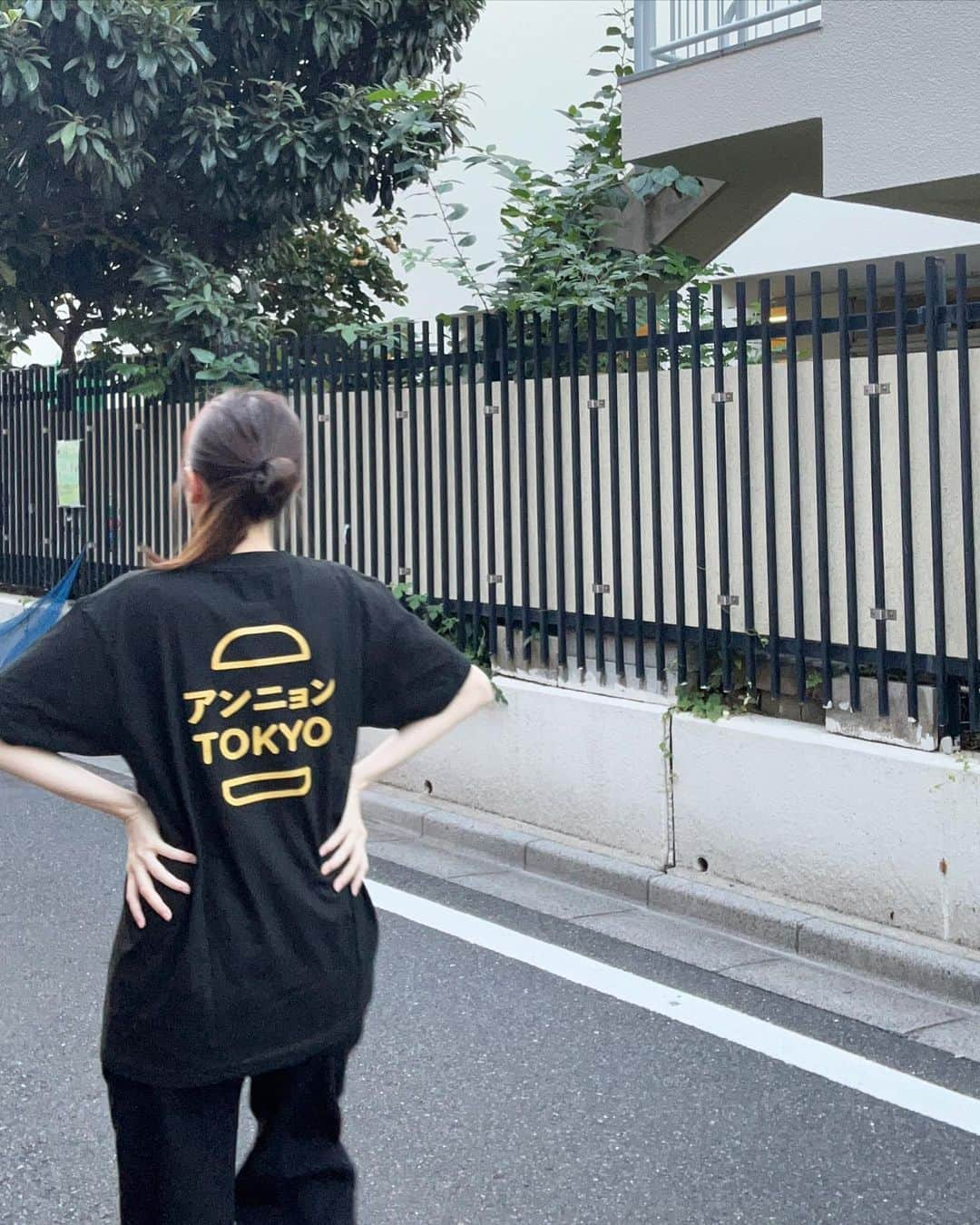 團遥香さんのインスタグラム写真 - (團遥香Instagram)「Tシャツかわいい🥹  なんと、 韓国No.1バーガー＆チキンブランド　@momstouch.jp  さんから招待状がっ🍔💛  10/20(金)〜11/9(木)までの3週間、 渋谷で日本初上陸ポップアップ開催するみたいです😋 私も遊びにいくよんっ オーダーしてから作りたてのハンバーガー早く食べたいぃ🤤  #MOMSTOUCH  #マムズタッチ」10月17日 20時28分 - haruka_dan_official