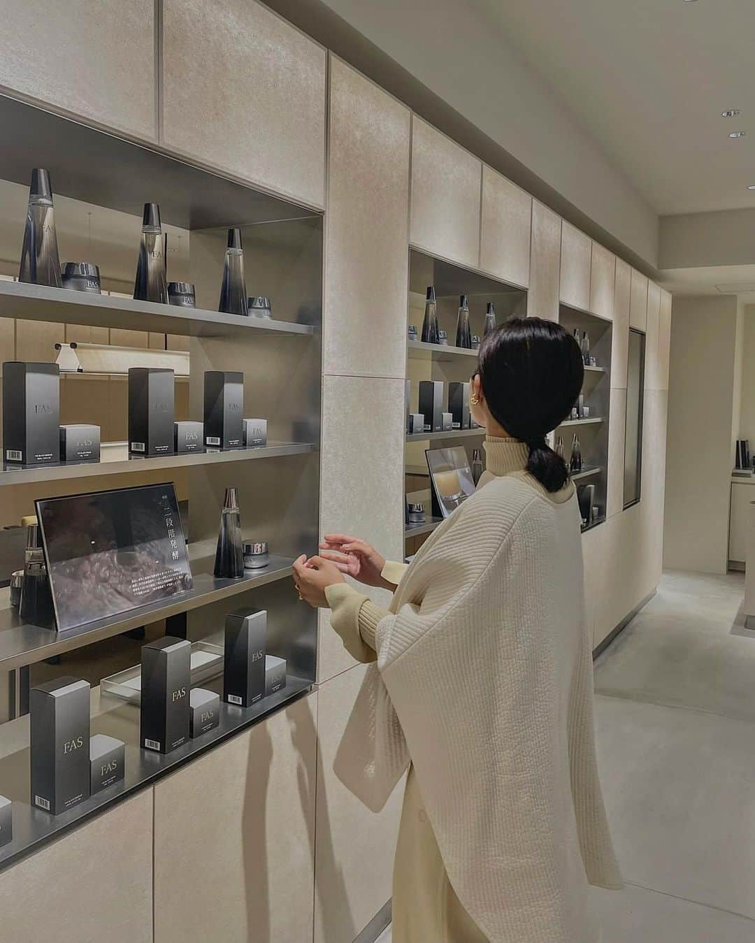 鬼辻麻衣のインスタグラム：「@fas   発酵と科学の力から誕生した 新しいスキンケアブランドの"FAS"  10/17にオープンする京都高島屋S.C.店の新店舗は 広々とした店内におもてなしスペースもあって 内装のコンセプトまでとても素敵でした🇯🇵  738種類もの成分を含む黒米発酵液*を使用した 贅沢なローションに、 シワ改善が期待できるこっくりと重めなクリーム。 重めなようなのに、肌なじみの良さにびっくり🫢✨ 使い続けて透明感のあるお肌を目指します🥹  店舗にて商品を購入された方は、期間限定で まだ未発売の美容液のミニボトルをいただけますよ🌿 京都に立ち寄る際は是非試してみてください✨  *サッカロミセス/コメ発酵液(保湿成分)  #PR #FAS #ファス  #発酵エイジングケア #京都高島屋」