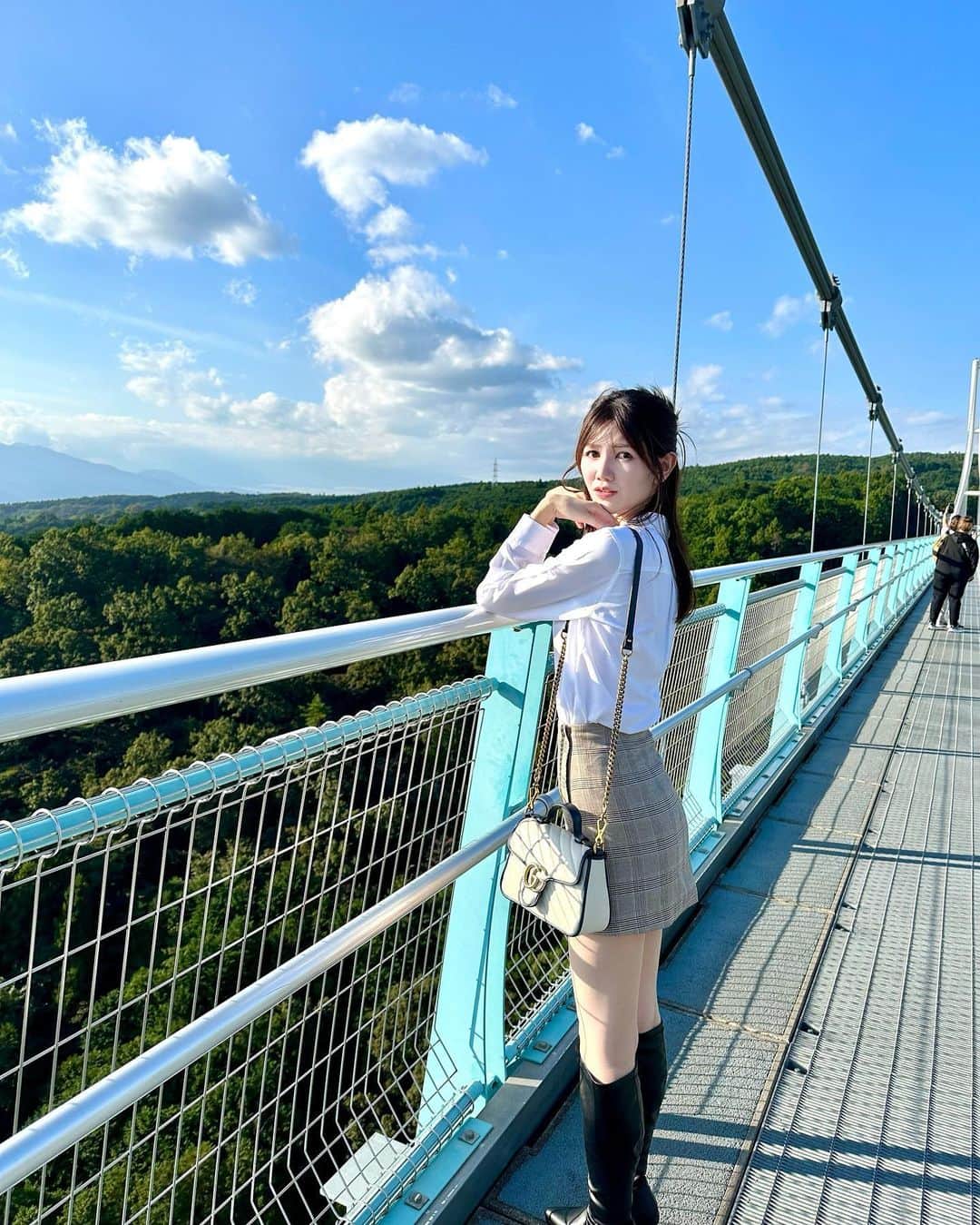IKUMIのインスタグラム：「🌉 日本一大きな吊橋🫡  三島スカイウォークに行ってきたよ〜！！ 天気も良くて気持ちよかった🌼  高いし怖いかなと思ってたけど 意外と全然余裕だった🤫  晴れてると富士山見えるらしいけど、この日はちょうど雲で隠れてて🫠 山頂がちょこっと見えただけでした⛰️残念🗻  ジップラインとかアクティビティいっぱいあって やりたかった😂😂😂  自然たくさん体感できたから大満足の旅でした🙏  .  #三島#三島スカイウォーク #静岡#静岡旅行#静岡観光#静岡デート#静岡県#三島市 #伊豆#伊豆旅行#伊豆観光#インスタグラマー#インフルエンサー#美脚#ロングブーツ#ミニスカート#asiangirls #asianbeauty #asianmodel #japanesegirl #japantrip#吊橋#富士山#スカイウォーク#観光スポット#国内旅行#女子旅#家族旅行#フリーモデル#カップル旅行」